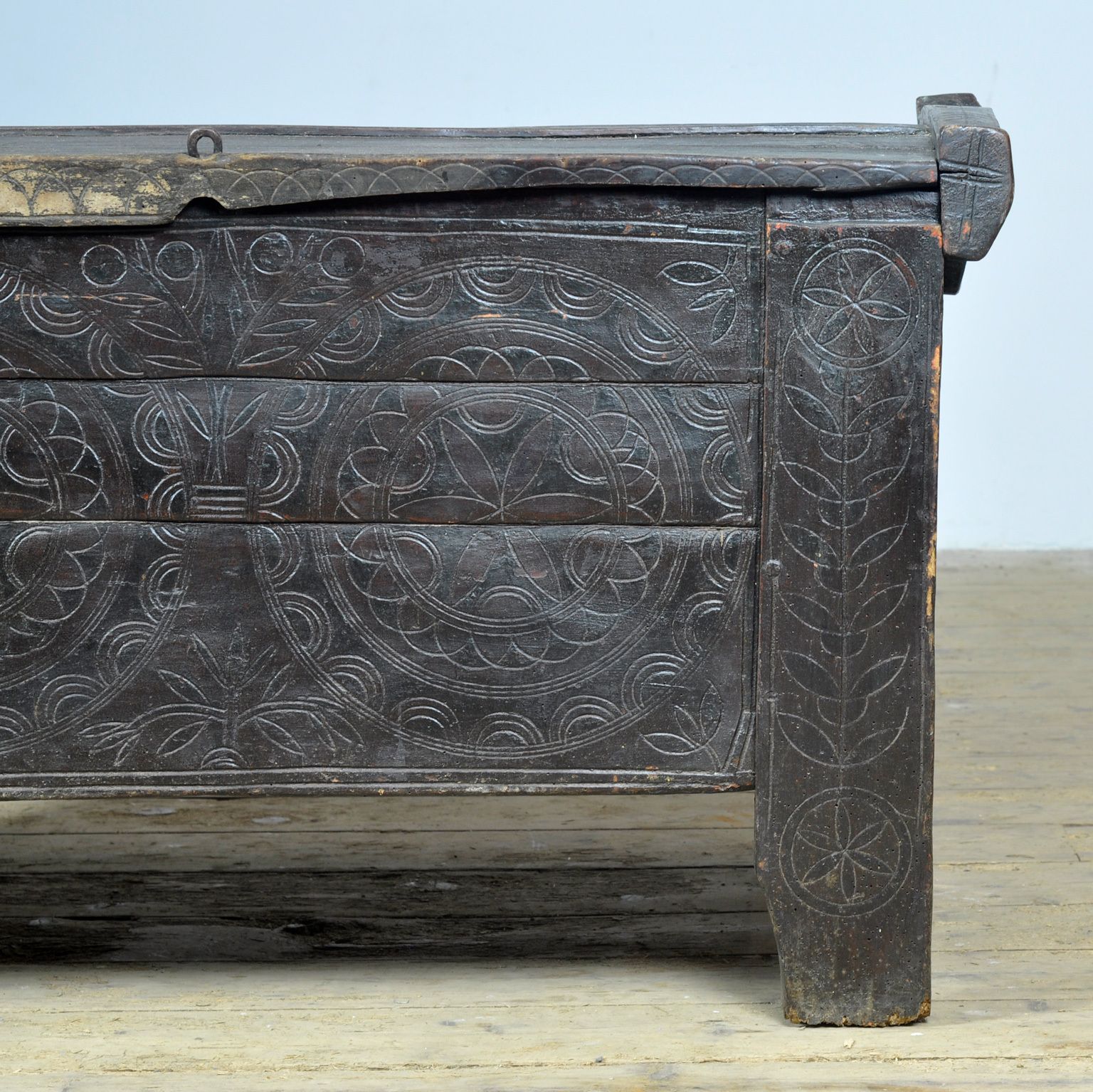 photo furniture Large Antique Shepherd’s Chest, 1850s