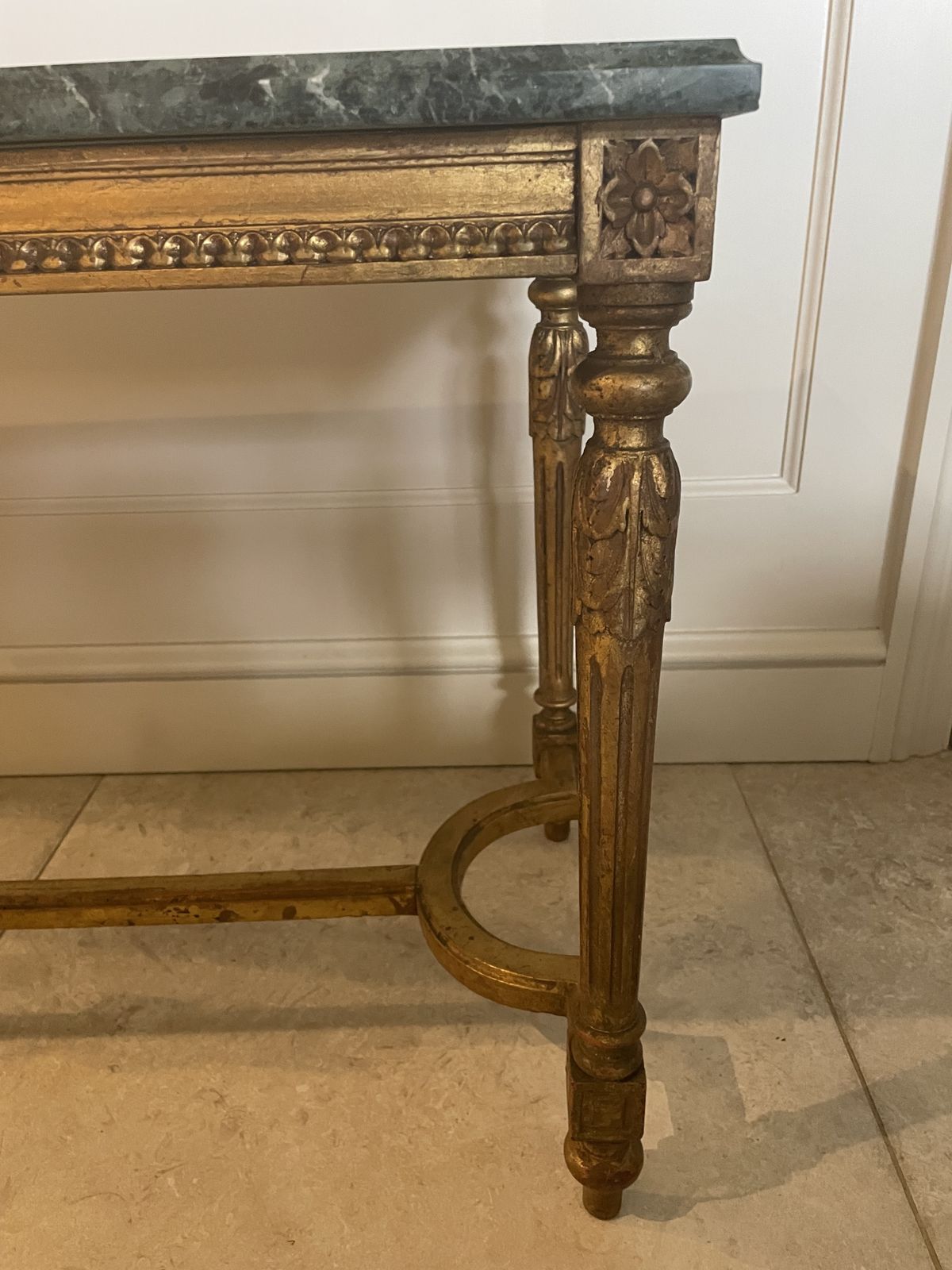 photo vintage French Louis XVI Style Carved Giltwood Occasional Table