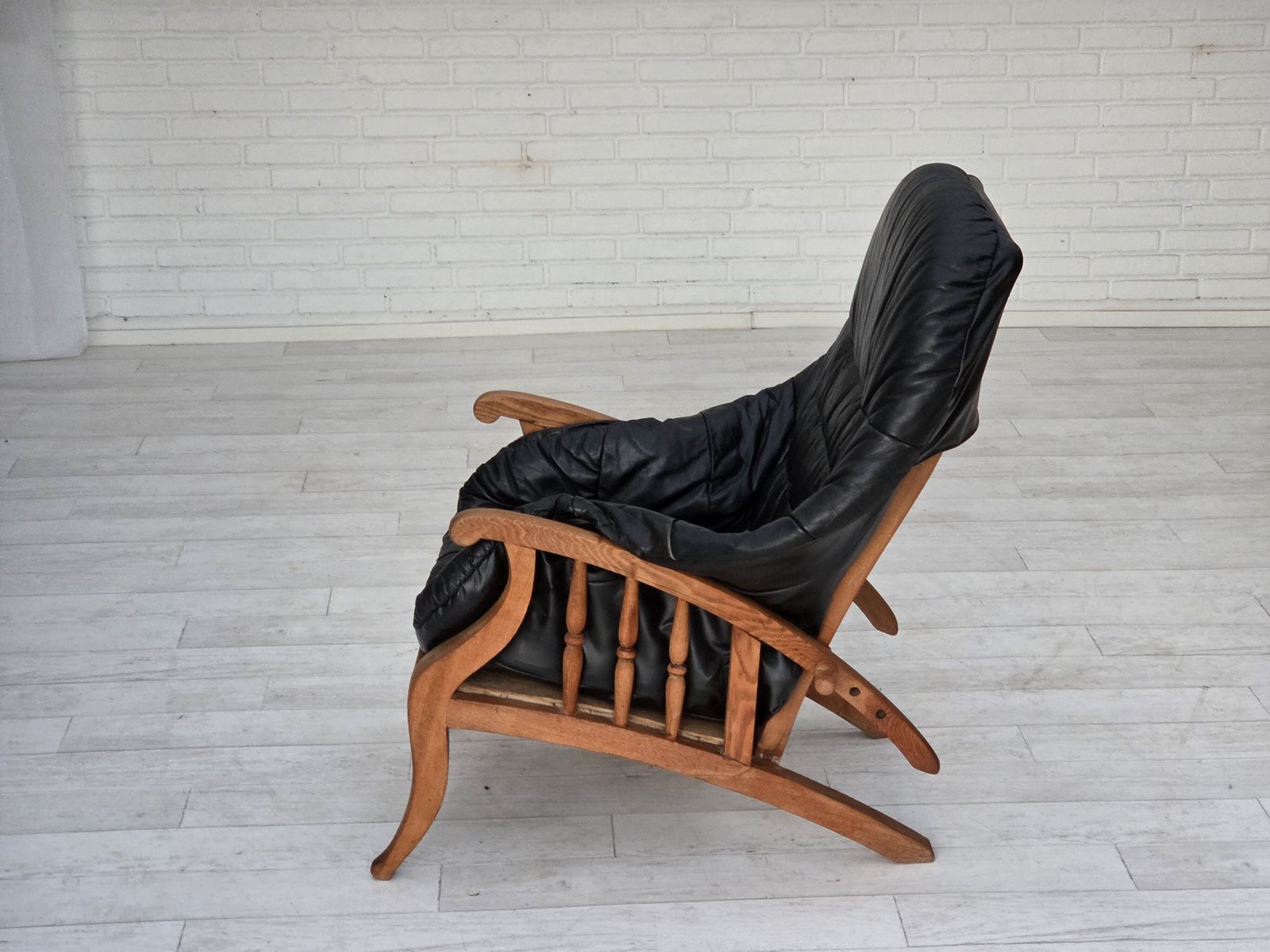 photo vintage 1950s, Vintage Adjustable Armchair, Black Leather, Ash Wood.