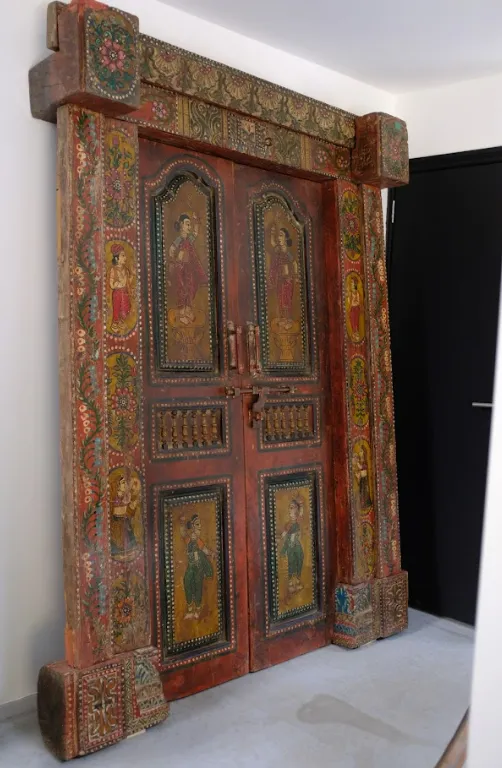 Antique 18th Century Rajasthani Painted Door With Frame – Miniature Artwork, Lotus Carvings & Iron Bolt photo vinterior