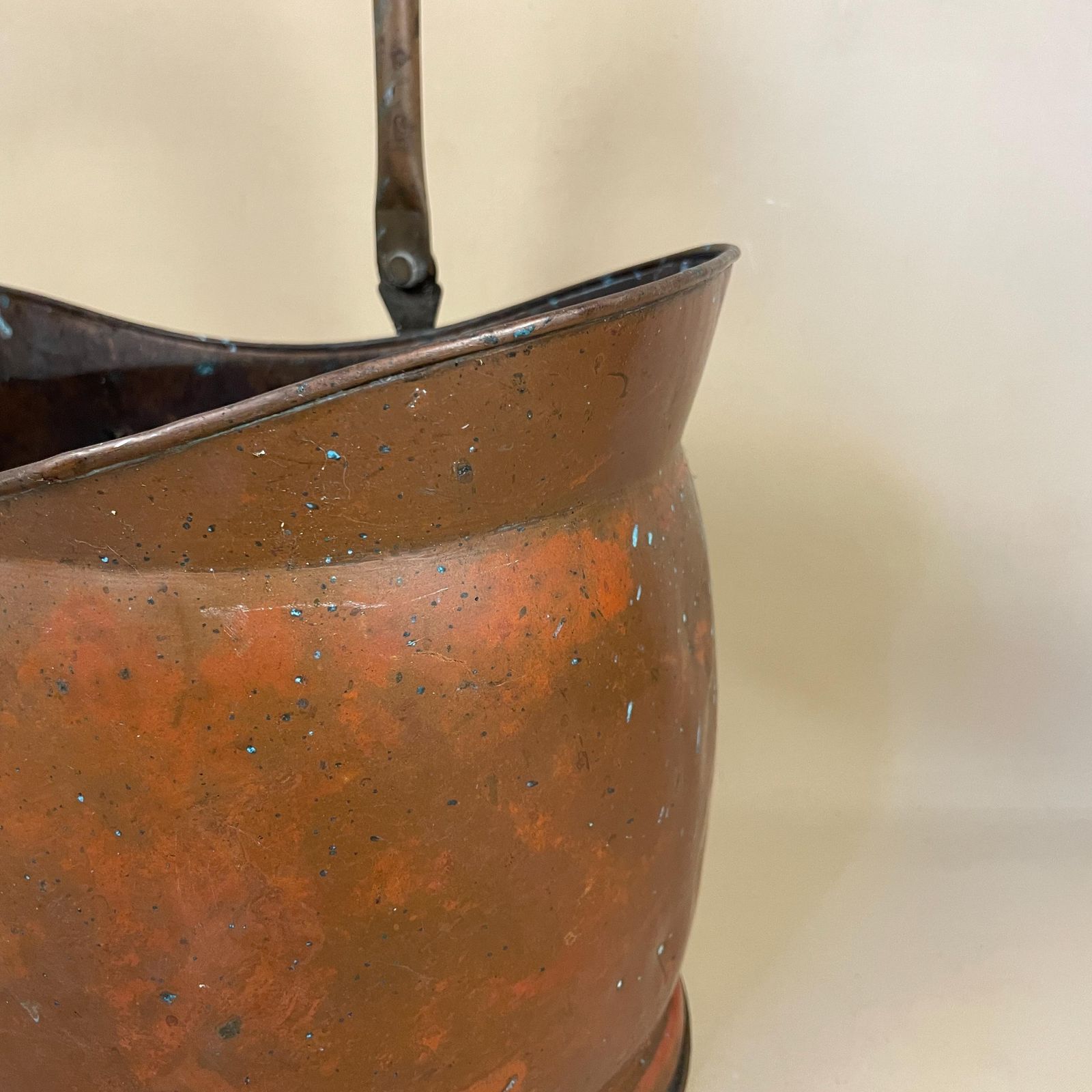 Antique Metal Copper Gold Brass Coal Bucket Handle Fireside Fire Side Scuttle Copper Helmet Farmhouse Cottage Aged Patina Vintage Fireplace photo vinterior