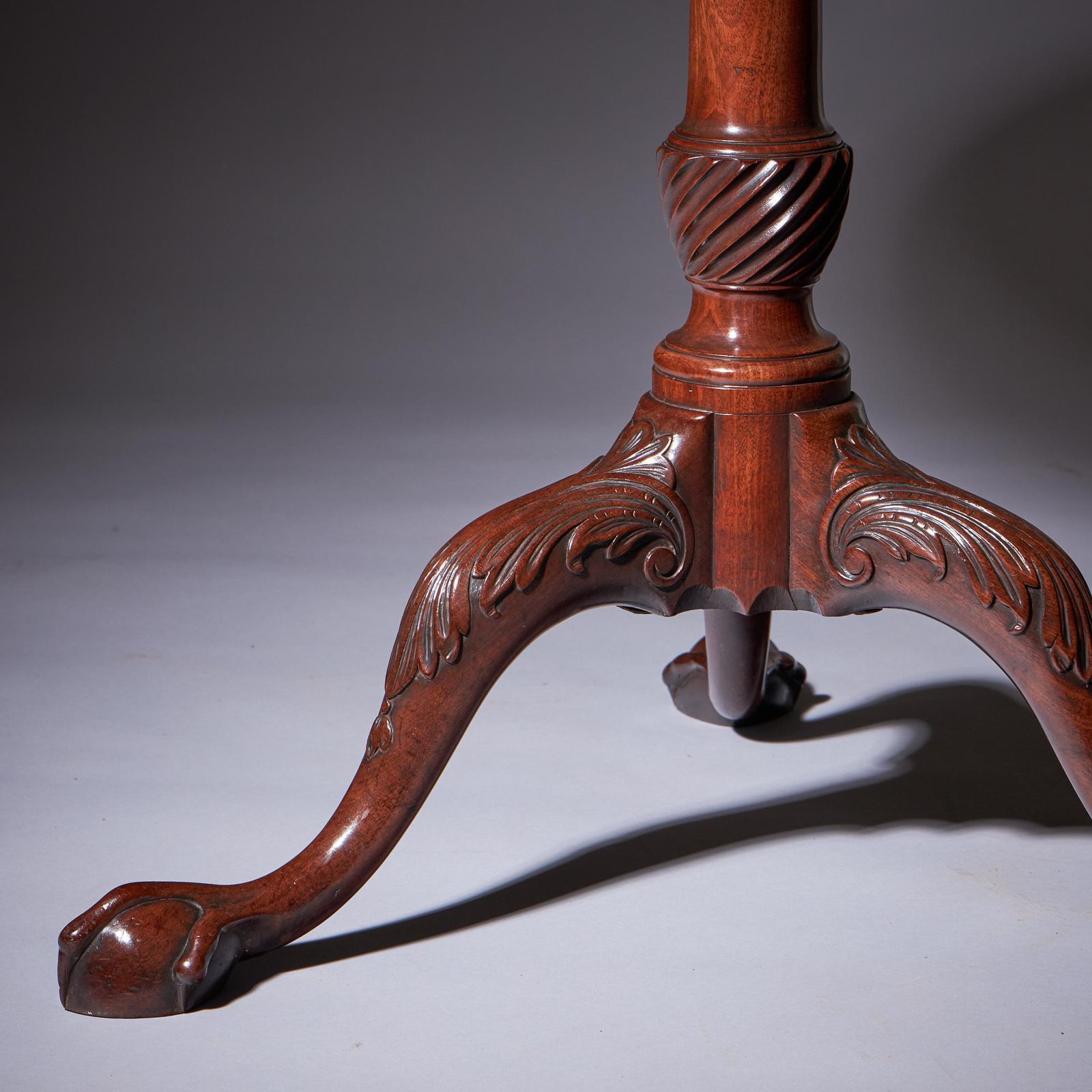 photo vinterior A Fine 18th Century George II Mahogany Tripod Table, Circa 1760