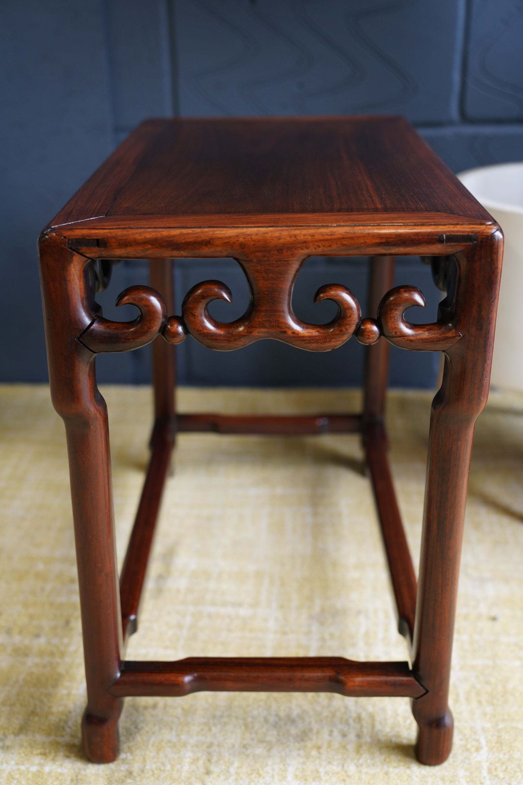 photo vinterior Elegant Hand Carved Rosewood Chinese Side Table – Timeless Oriental Craftsmanship