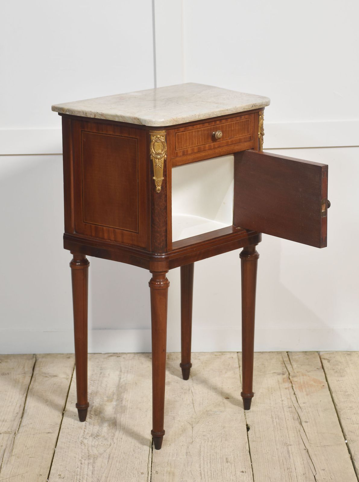 photo vinterior Pair Of Gilt Metal Mounted Bedside Cabinets