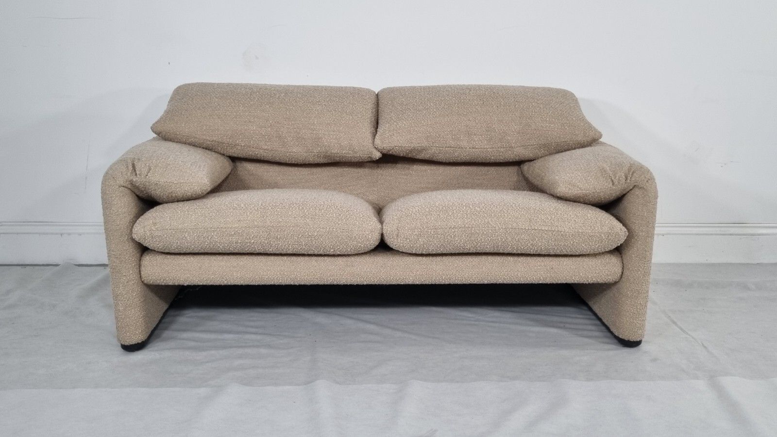 Cassina Maralunga 2 Seater In Honey Boucle In Excellent Condition photo for sale