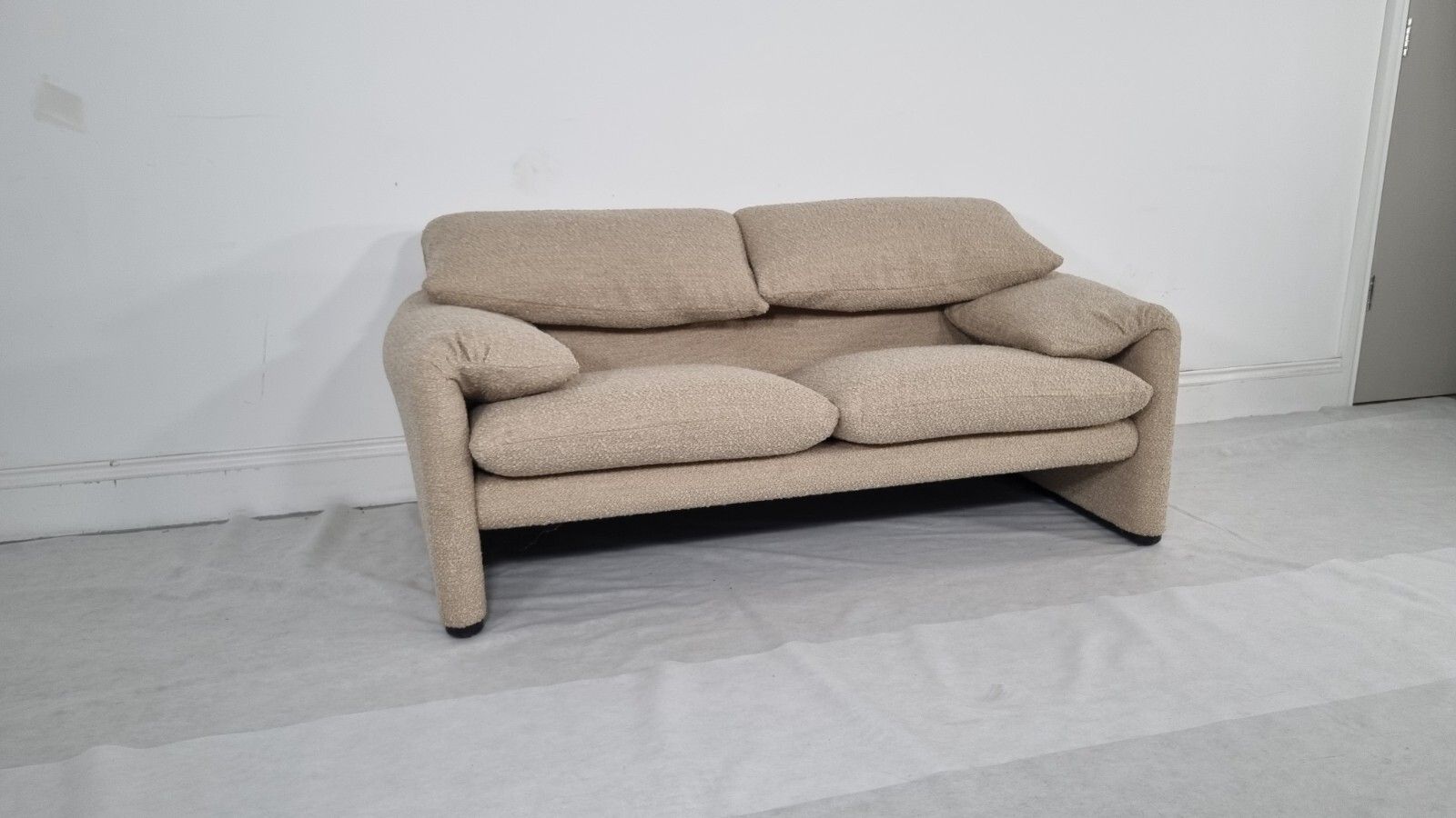 Cassina Maralunga 2 Seater In Honey Boucle In Excellent Condition photo buy