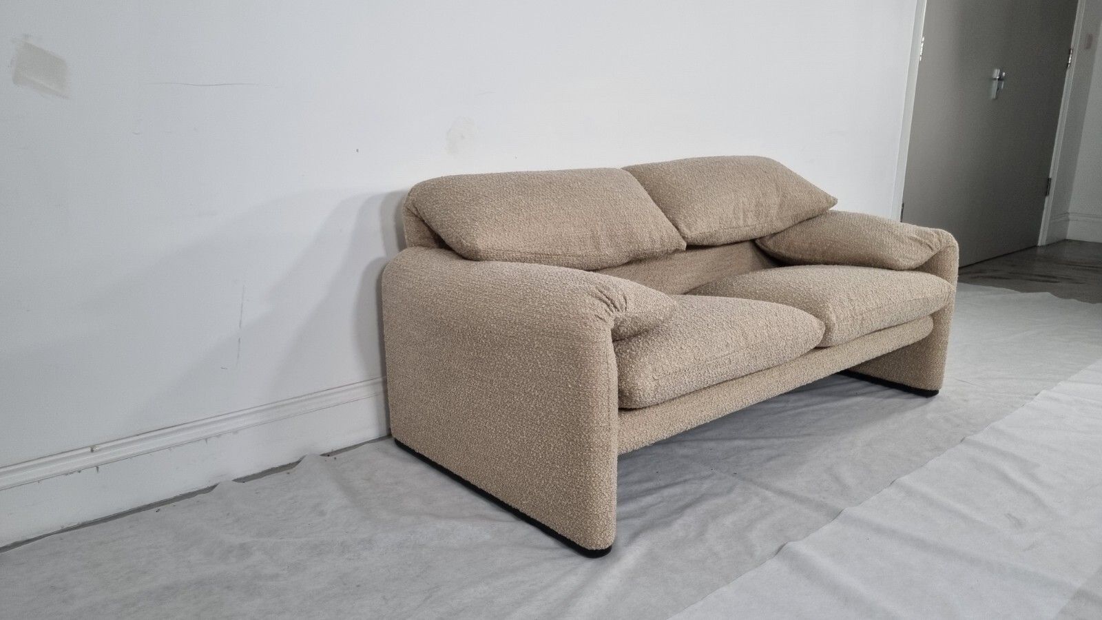 Cassina Maralunga 2 Seater In Honey Boucle In Excellent Condition photo vintage
