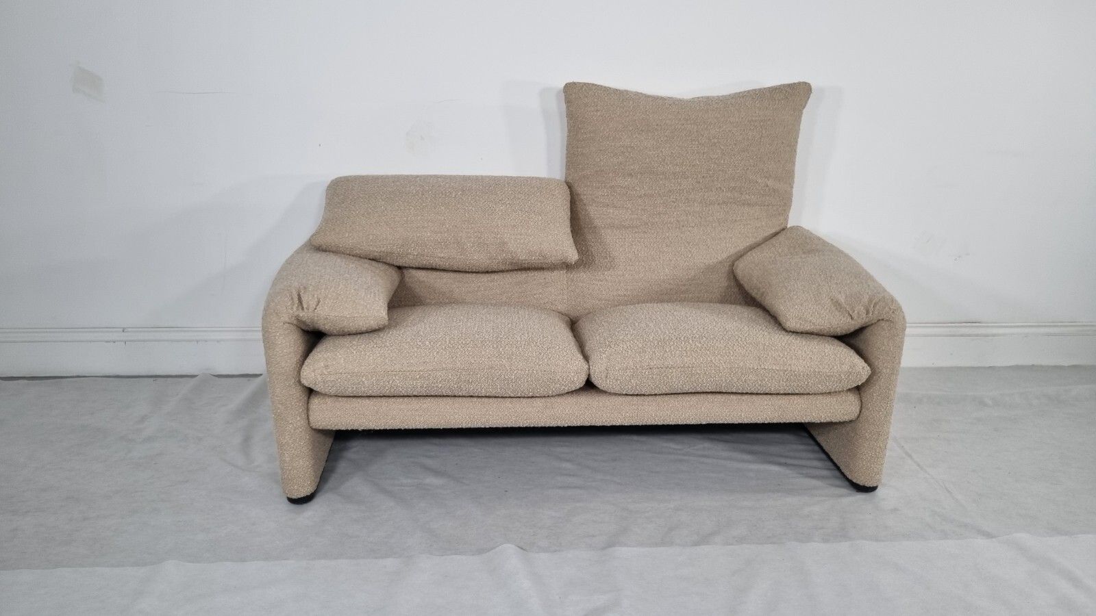 2940.0 Cassina Maralunga 2 Seater In Honey Boucle In Excellent Condition photo