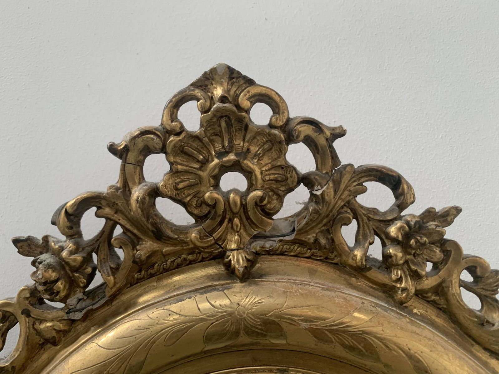 Oval Frame With Pediment In Wood And Gilded Plaster, 19th Century photo vintage
