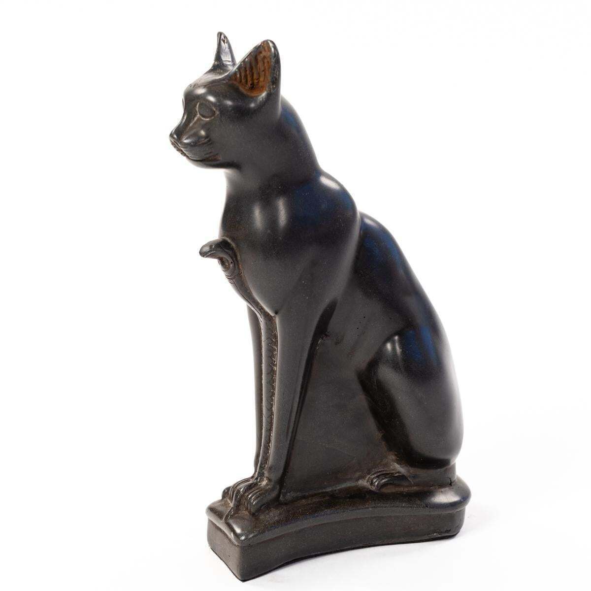 photo vinterior French Art Deco Figural Table Lamp Of A Sitting Stone Cat God France, 1940 Ies
