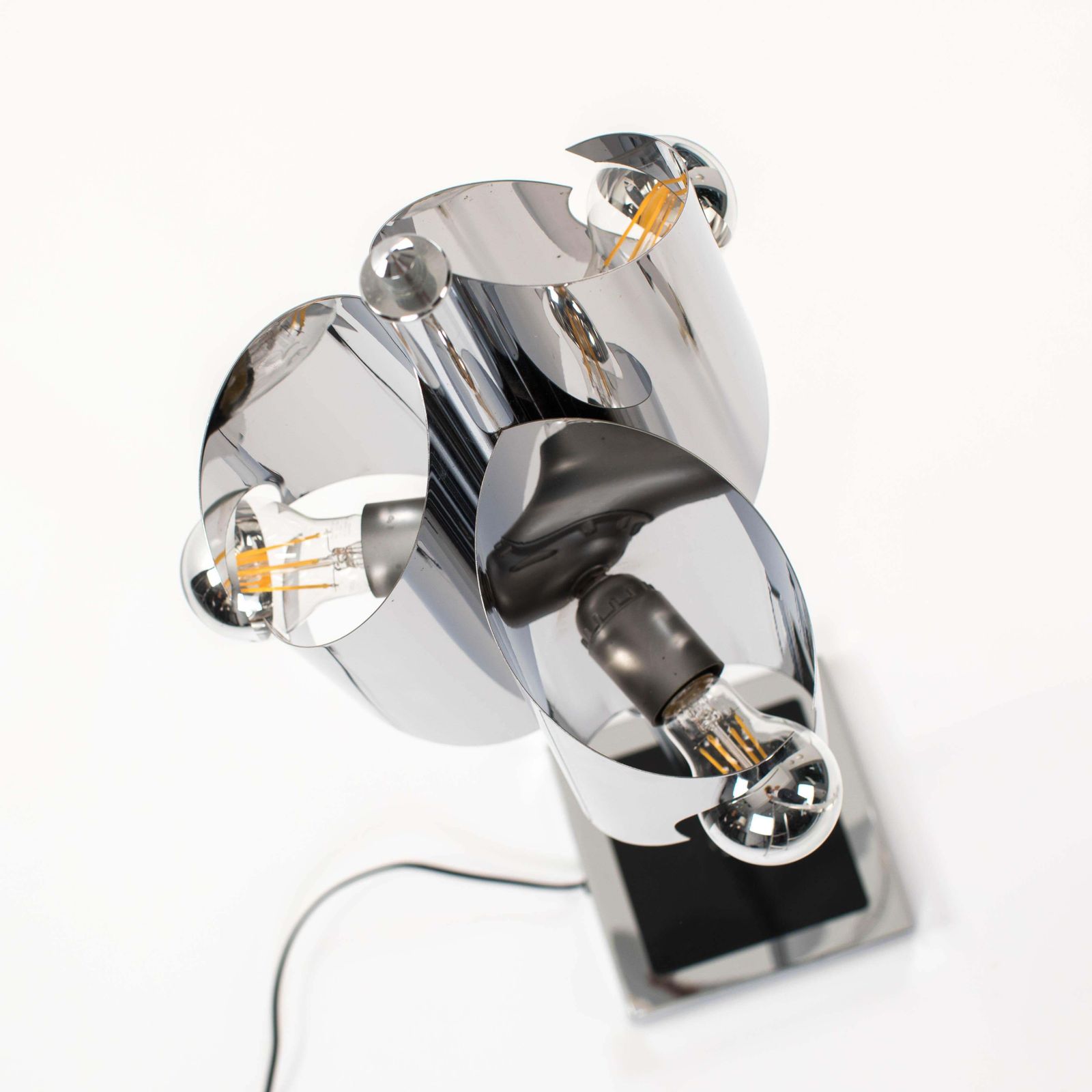 photo vintage French Mid Century Minimalist Table Lamp In Clear, Polished, Chromed Lines 1970s