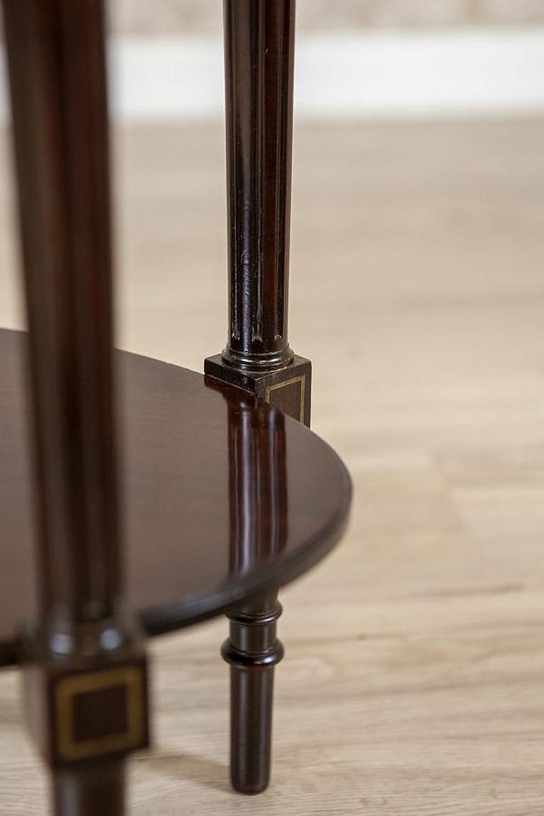 photo vinterior English Walnut Oval Coffee Table From The Early 20th Century