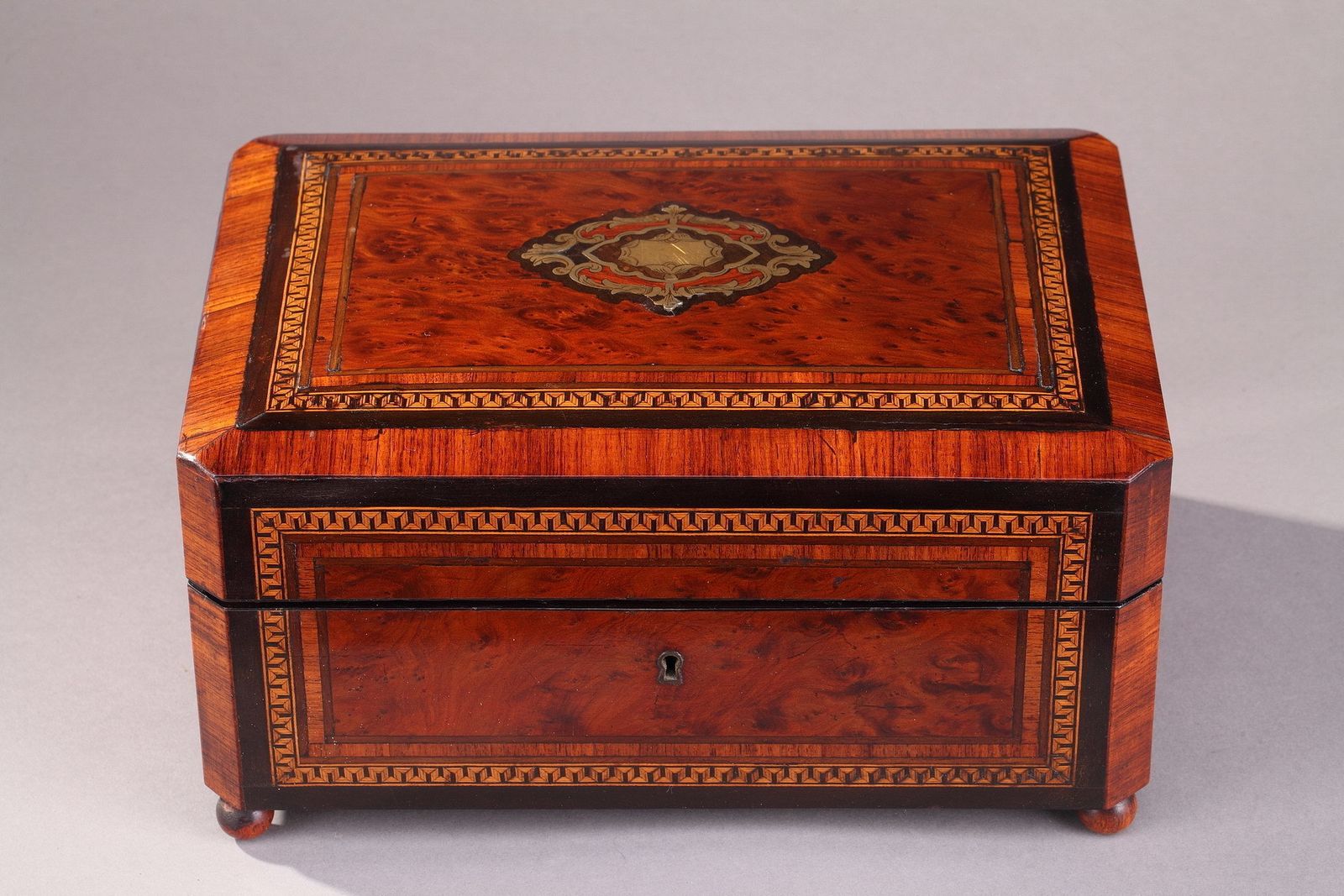 Boîte à couture Napoléon III en bois de loupe photo 2233.0