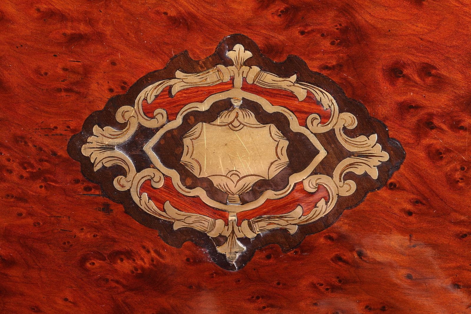 photo vintage Boîte à couture Napoléon III en bois de loupe