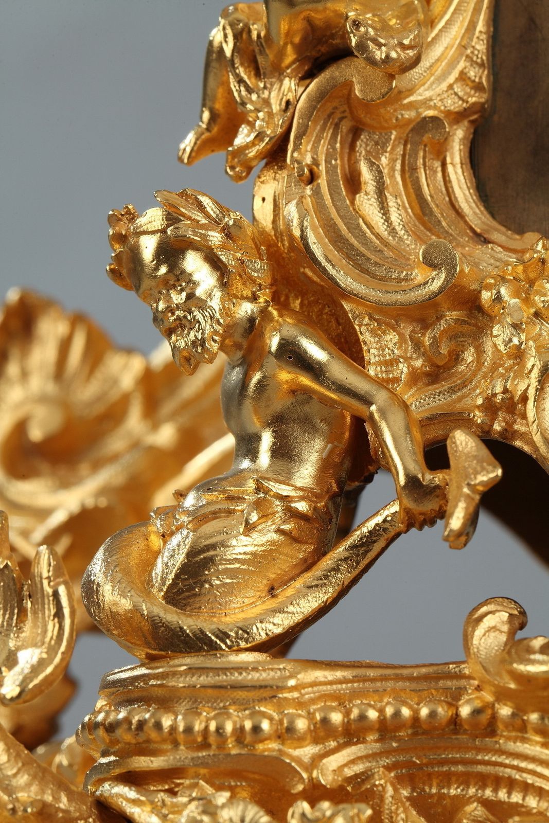 Pendule de cheminée rocaille en ormolu à décor floral, fin du XIXe siècle photo vinterior
