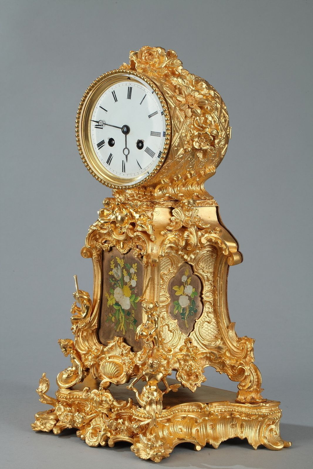 photo for sale Pendule de cheminée rocaille en ormolu à décor floral, fin du XIXe siècle