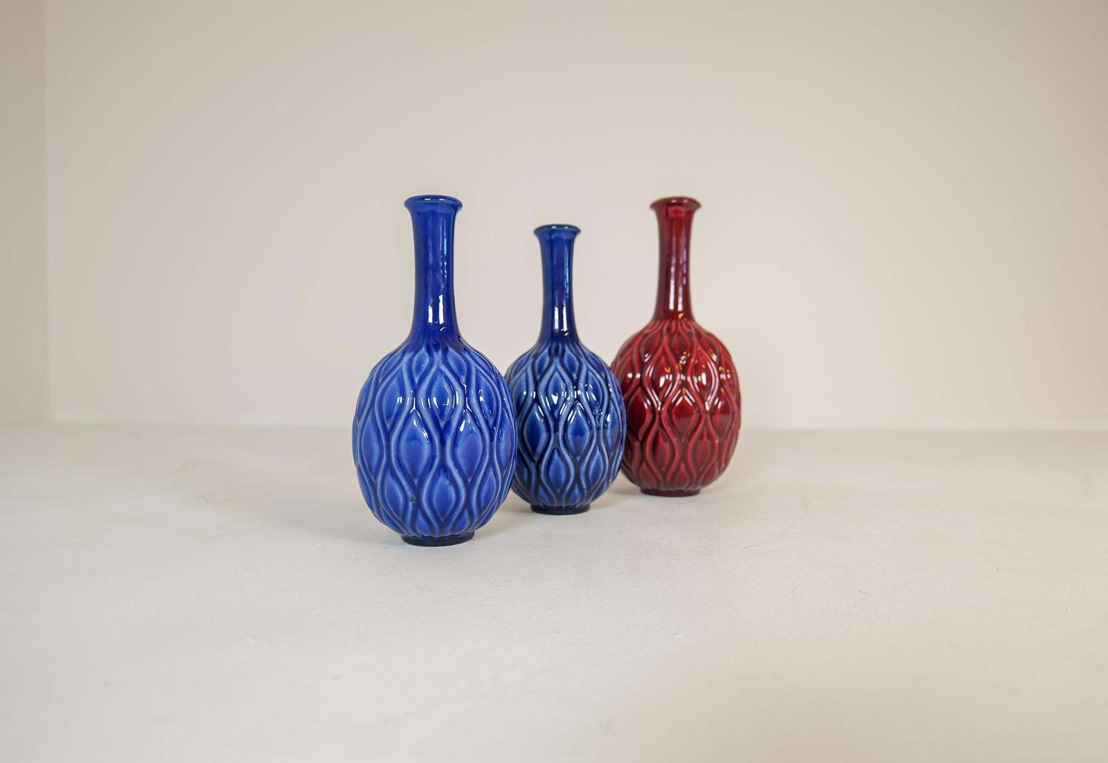 Midcentury Blue And Red Peacock Vases Sven Erik Skawonius Upsala Ekeby, 1950s photo vinterior
