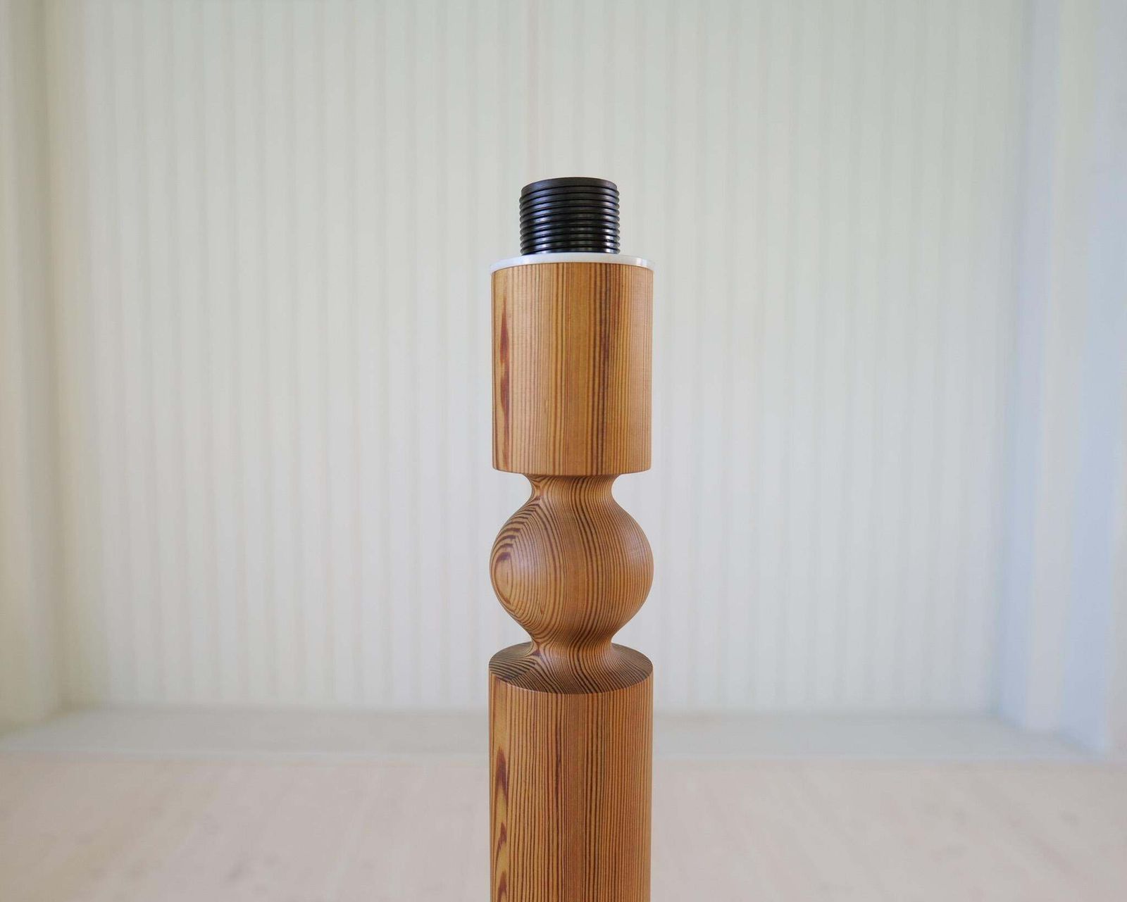 photo furniture Scandinavian Modern Sculptural Floor Lamp In Pine Uno Kristiansson, Sweden 1970s