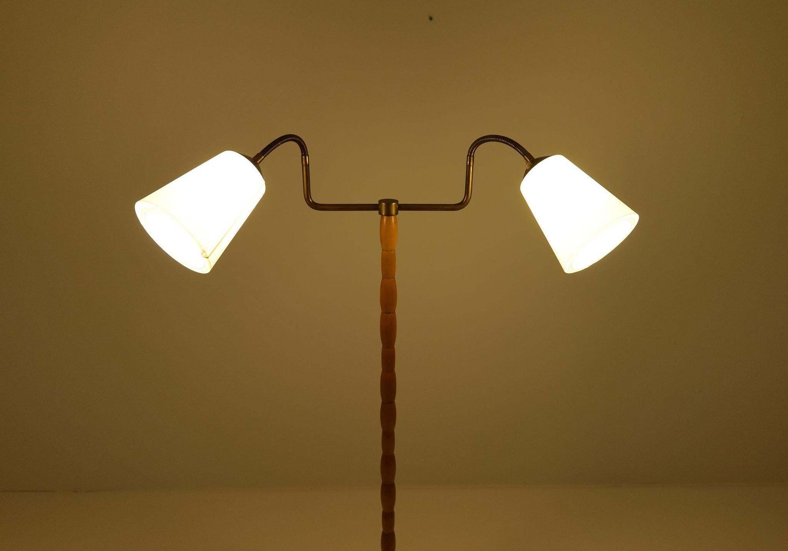 photo vintage Midcentury Organic Floor Lamp In Birch And Brass Sweden, 1950s