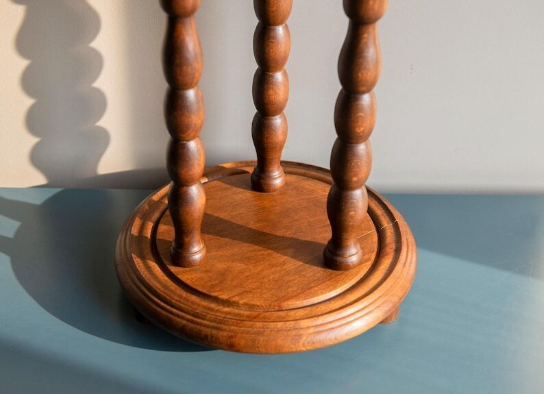 Tabouret rond à pieds tournés, table d'appoint d'époque à pieds bobine, porte-plante en chêne rustique, petite table d'appoint, décoration campagne photo for sale