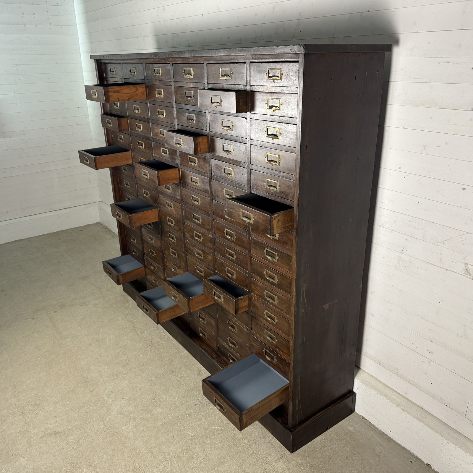 photo vinterior Huge Antique Pine Bank Of 90 Engineers Drawers