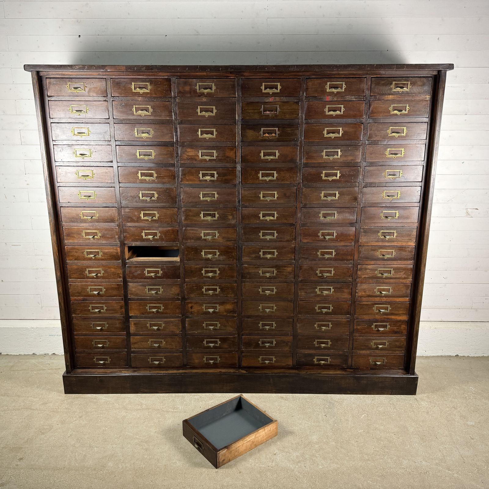 photo vintage Huge Antique Pine Bank Of 90 Engineers Drawers