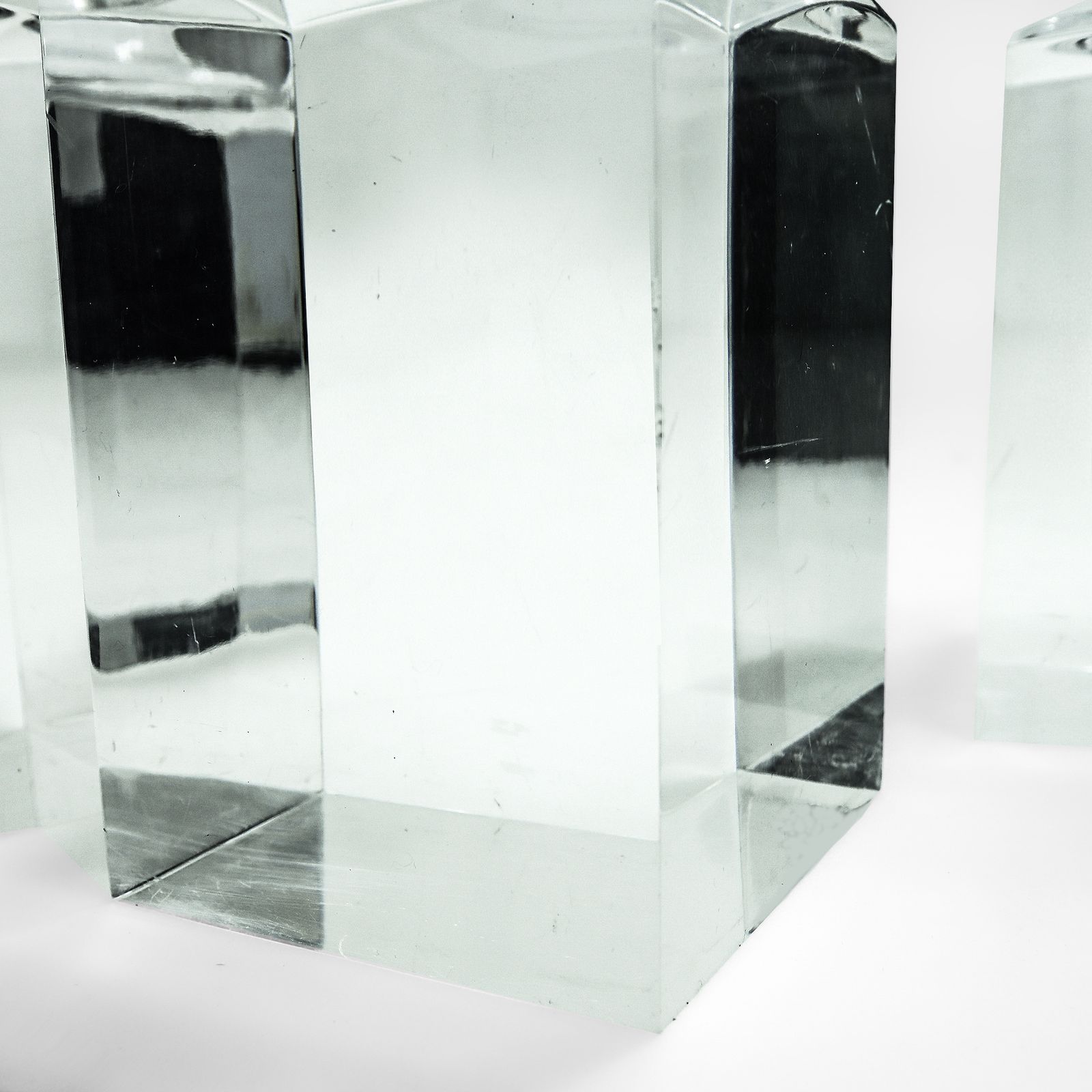 Vintage Lucite And Glass 4 Pillar Roulette Win Marker Coffee Table,1970s photo vinterior