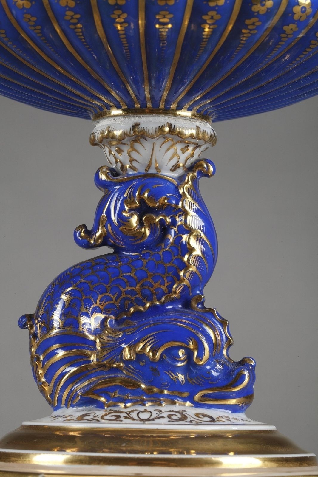 Plat de service du milieu du XIXe siècle en porcelaine polychrome au dauphin photo 1827.0