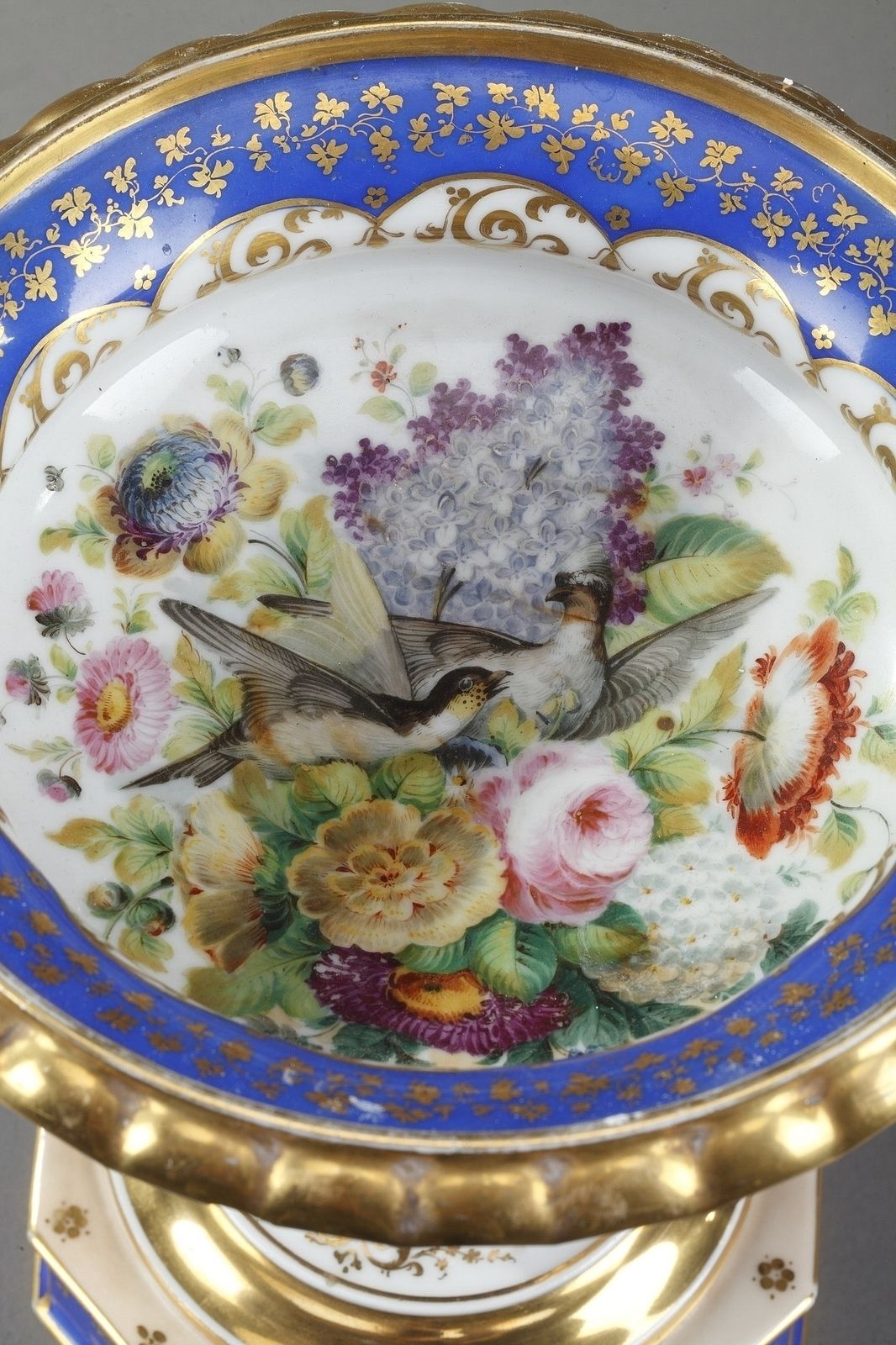 photo furniture Plat de service du milieu du XIXe siècle en porcelaine polychrome au dauphin