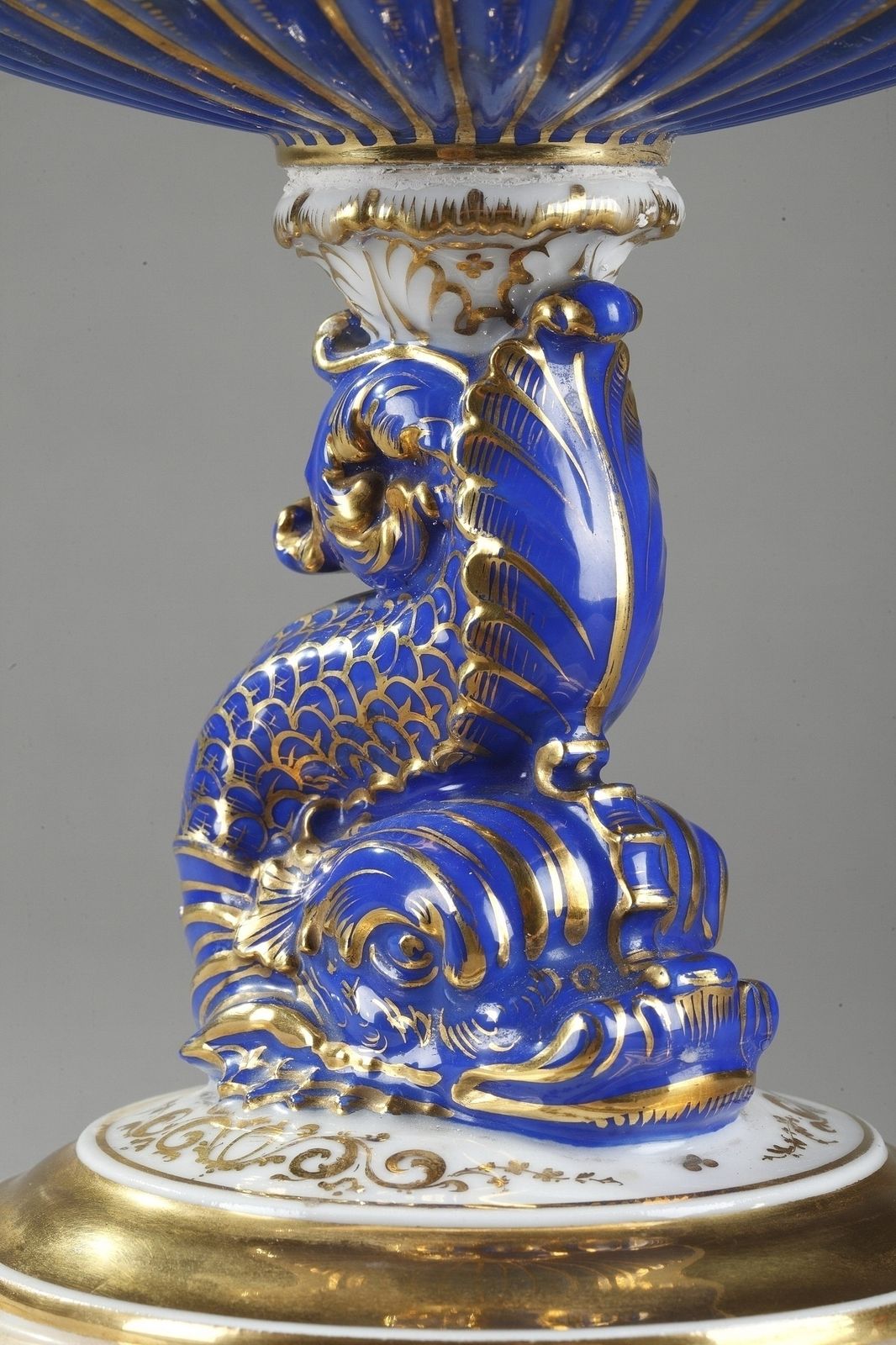 photo for sale Plat de service du milieu du XIXe siècle en porcelaine polychrome au dauphin