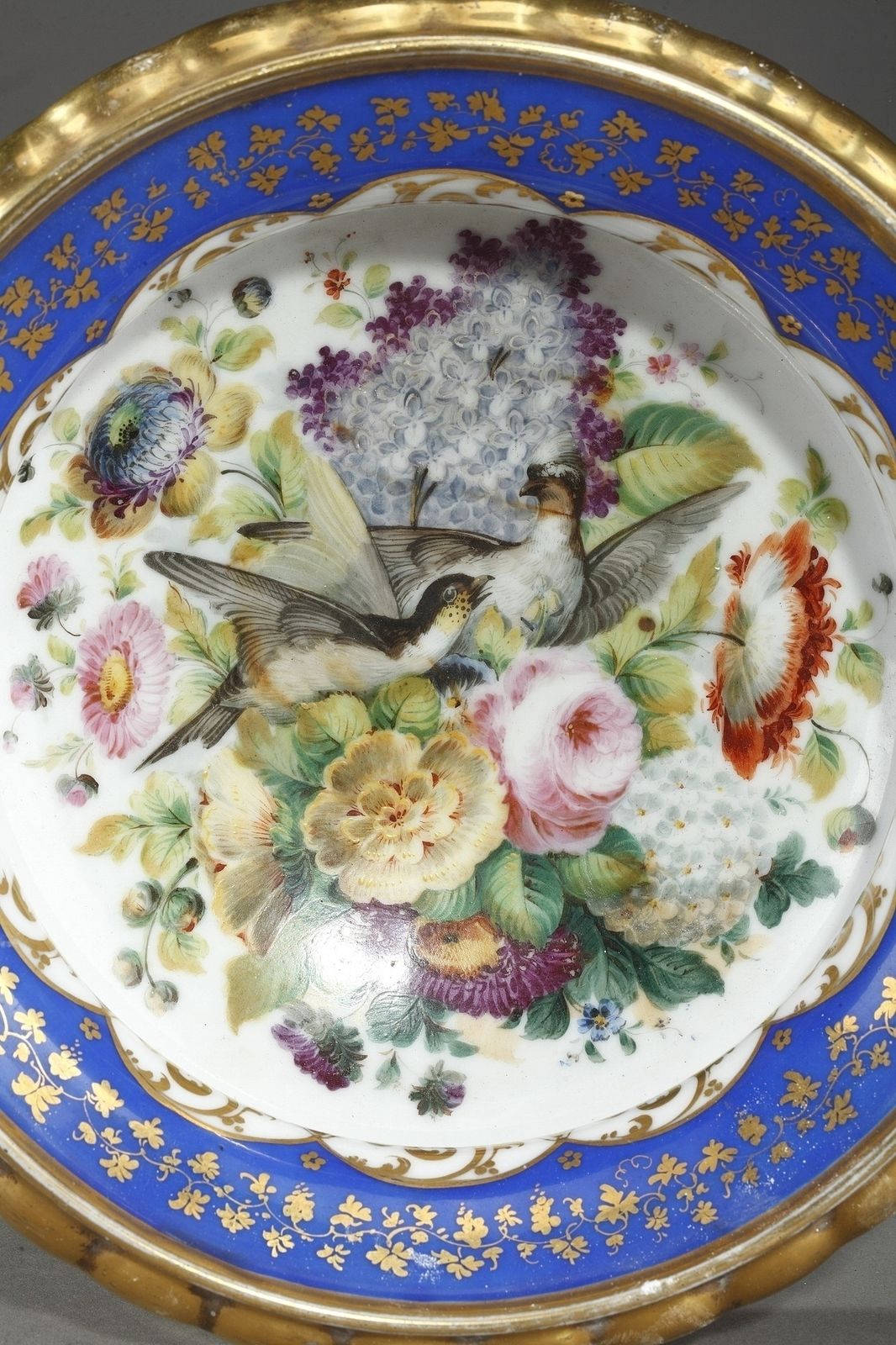 1827.0 Plat de service du milieu du XIXe siècle en porcelaine polychrome au dauphin photo