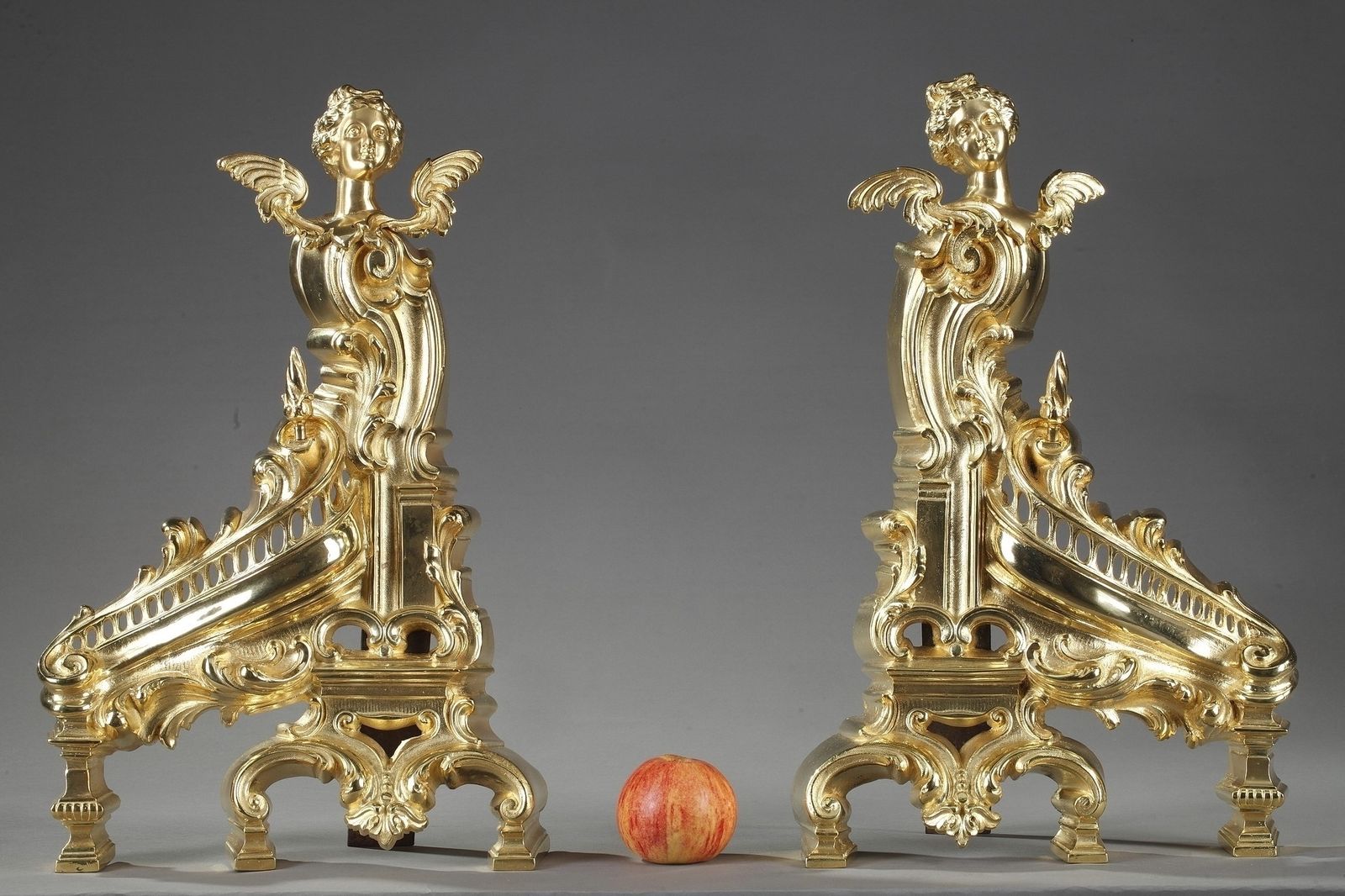 Chenets de cheminée Napoléon III de style Rocaille en bronze doré photo furniture