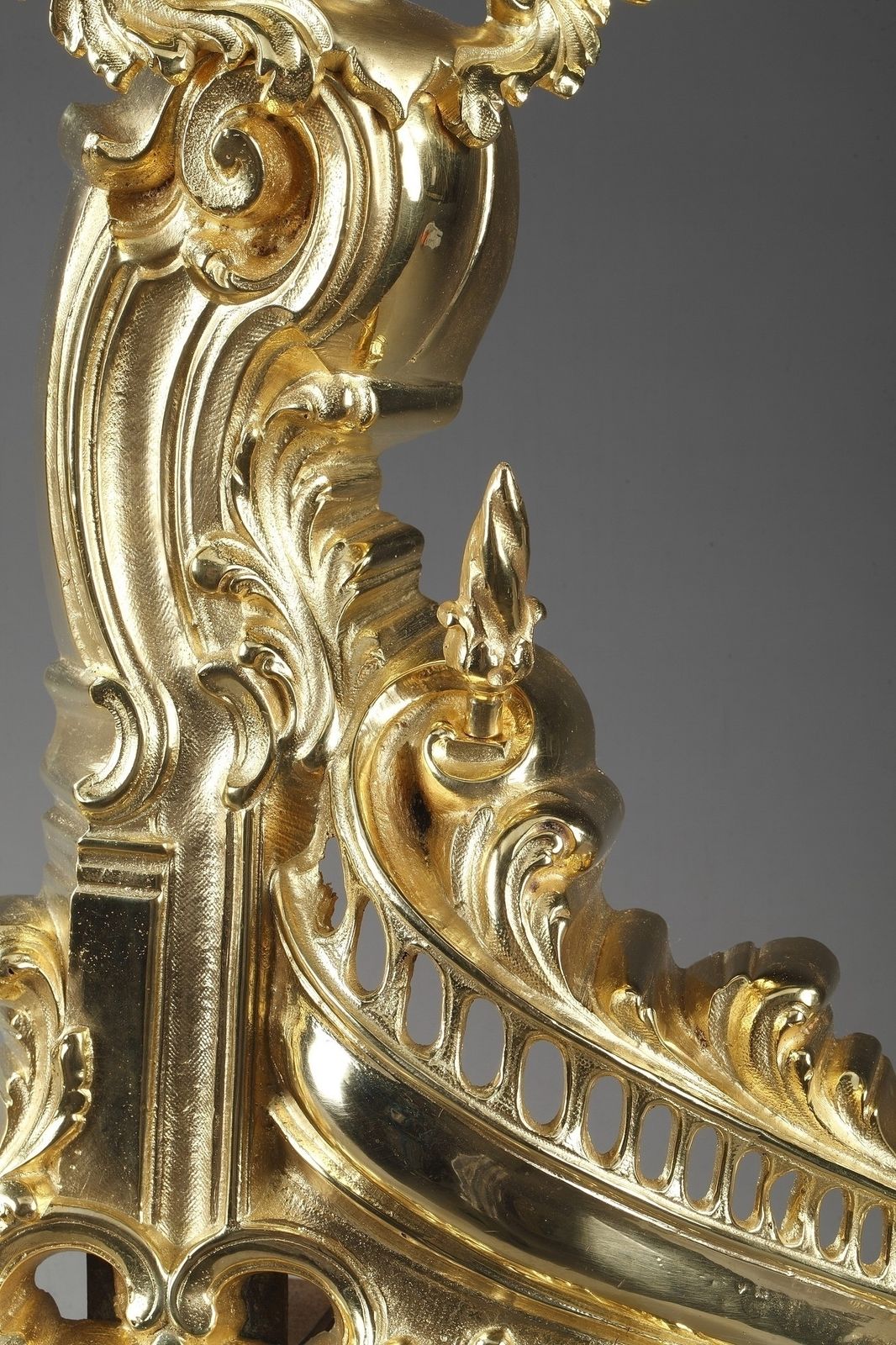 photo furniture Chenets de cheminée Napoléon III de style Rocaille en bronze doré