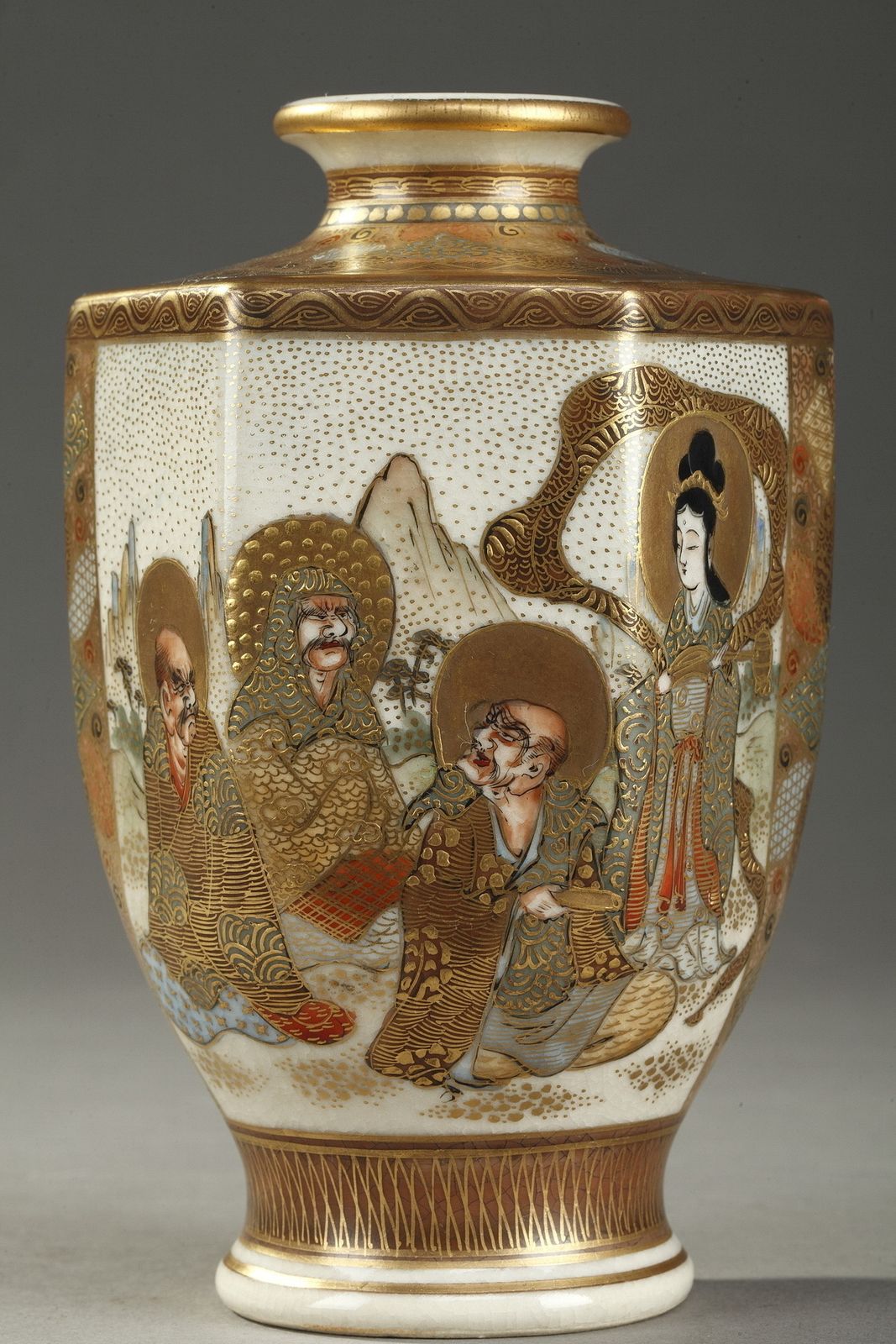 1117.0 Paire de petits vases Satsuma japonais en porcelaine, XXe siècle photo