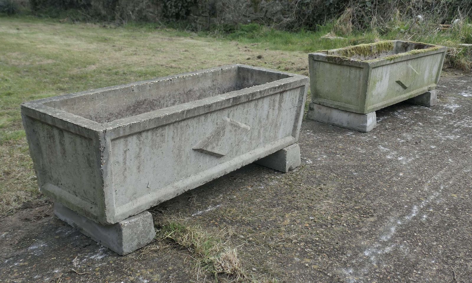Set Of 4 Large Weathered Garden Planters photo Garden Decor
