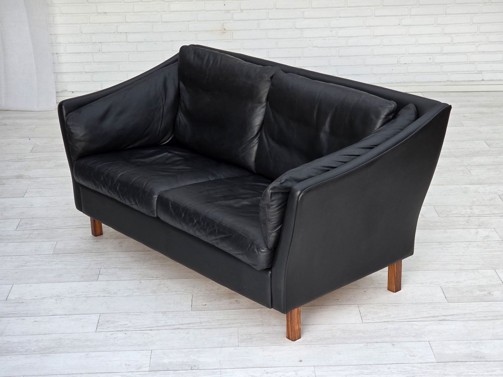 photo buy 1970s, Danish 2 Seater Sofa, Original Black Furniture Leather, Teak Wood Legs.