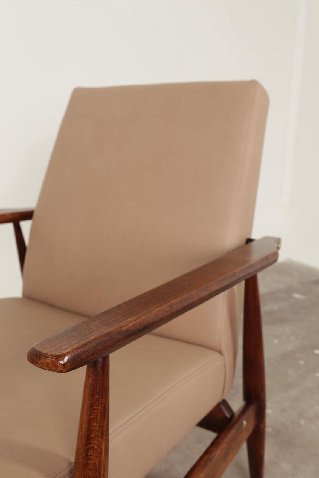 Scandinavian Lounge Chair Vege Lether Beige Classic Design Walnut Color Wood photo buy