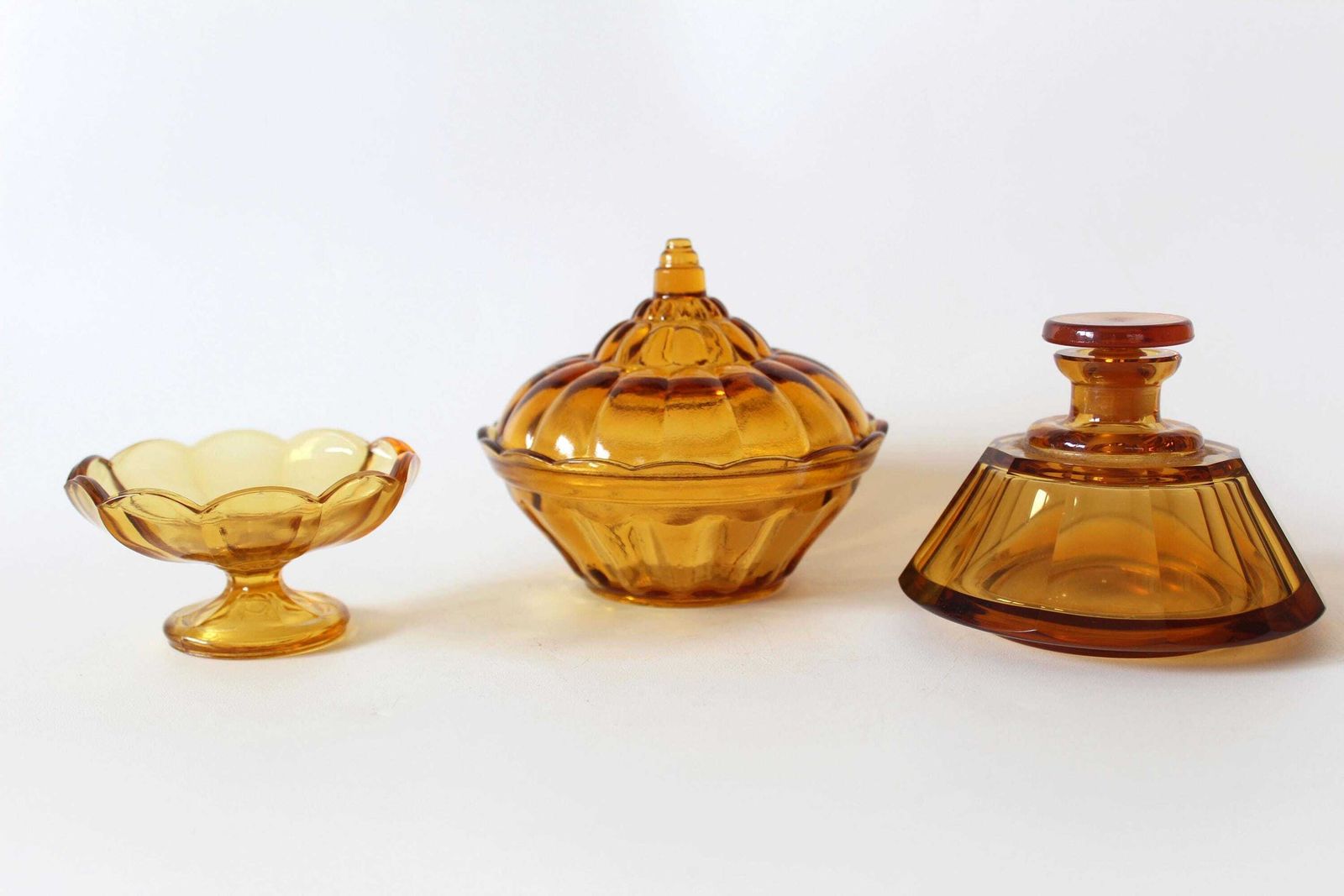 Set Van 3 Art Deco Amber Kristal  En Glaswerk Voor De Kaptafel, Val Saint Lambert Luxval Klein Schaaltje, Belgisch Schaaltje Met Deksel, Kristallen Parfumfles photo furniture