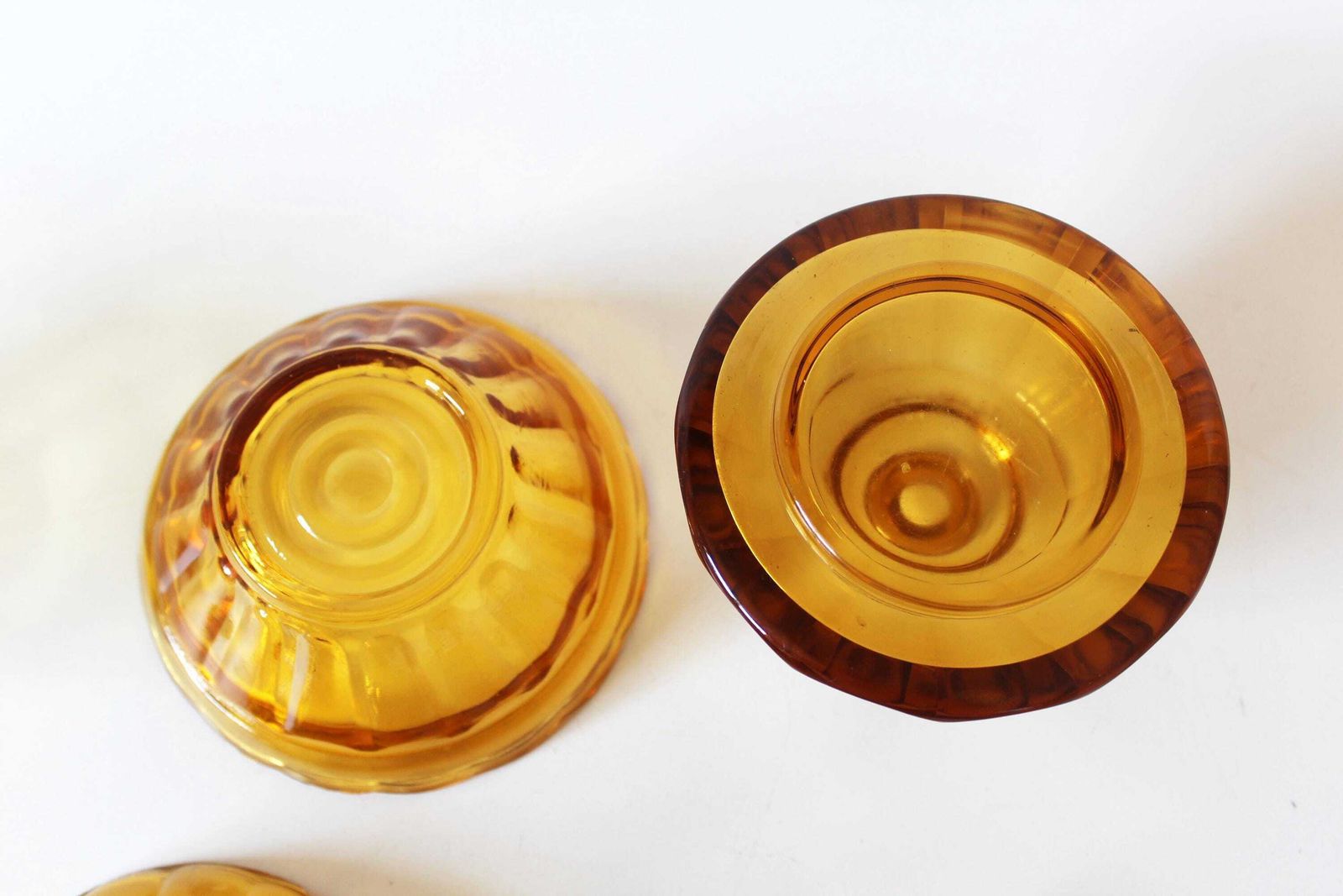 Set Van 3 Art Deco Amber Kristal  En Glaswerk Voor De Kaptafel, Val Saint Lambert Luxval Klein Schaaltje, Belgisch Schaaltje Met Deksel, Kristallen Parfumfles photo buy