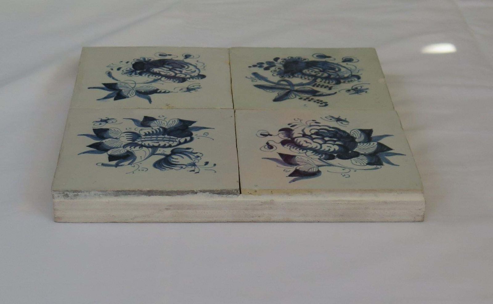 photo vintage Four 17th Century Delft Blue And White Wall Tiles On Frame Set 1, Netherlands