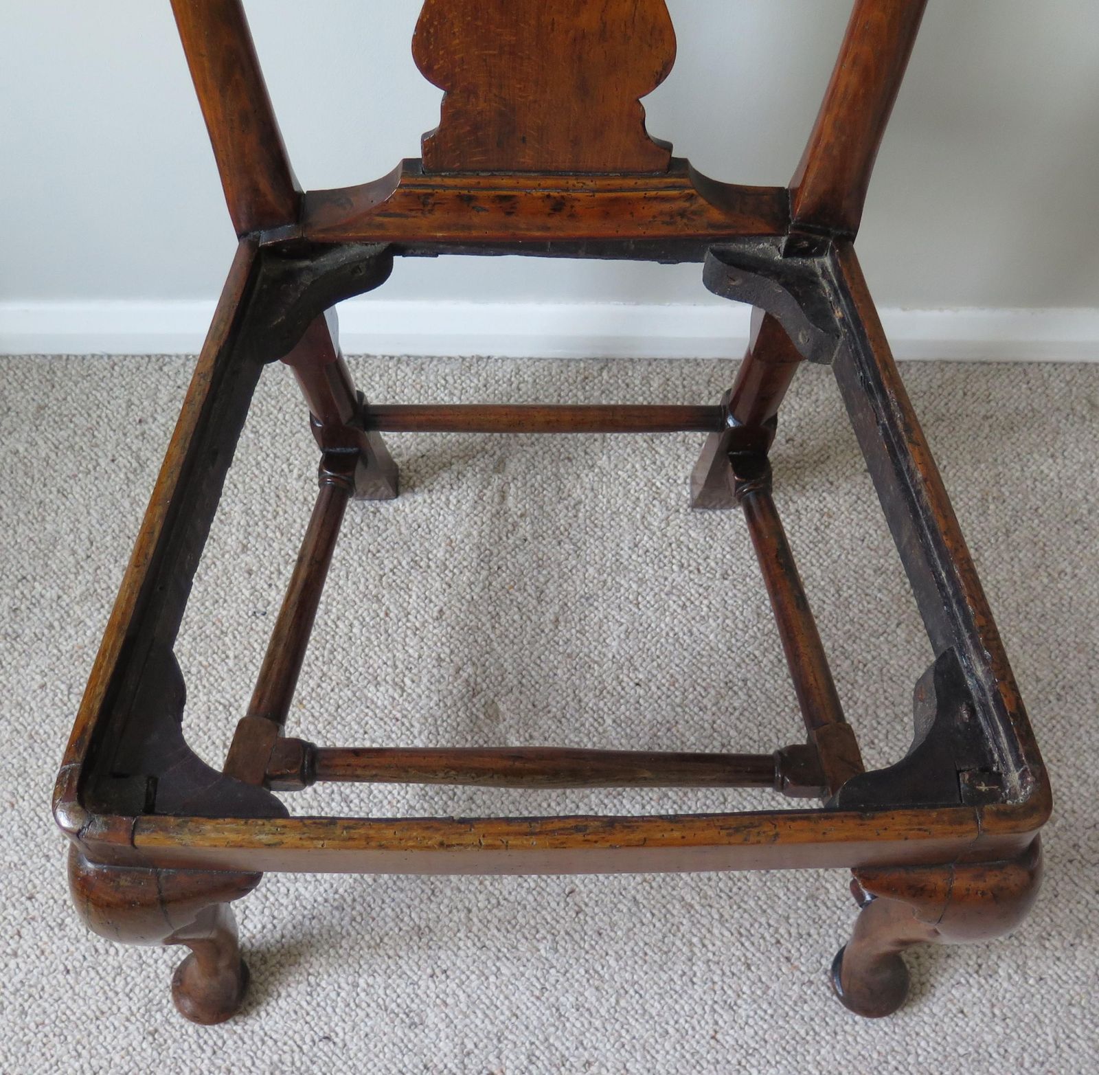 photo vinterior Queen Anne Period Walnut Chair Cabriole Legs And Stretchers, English Circa 1700