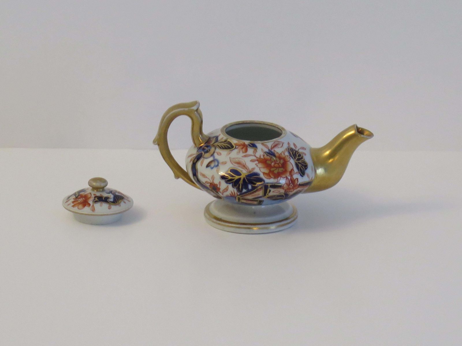 photo furniture Rare Mason's Ironstone Miniature Teapot In Fence Japan Pattern, Circa 1820