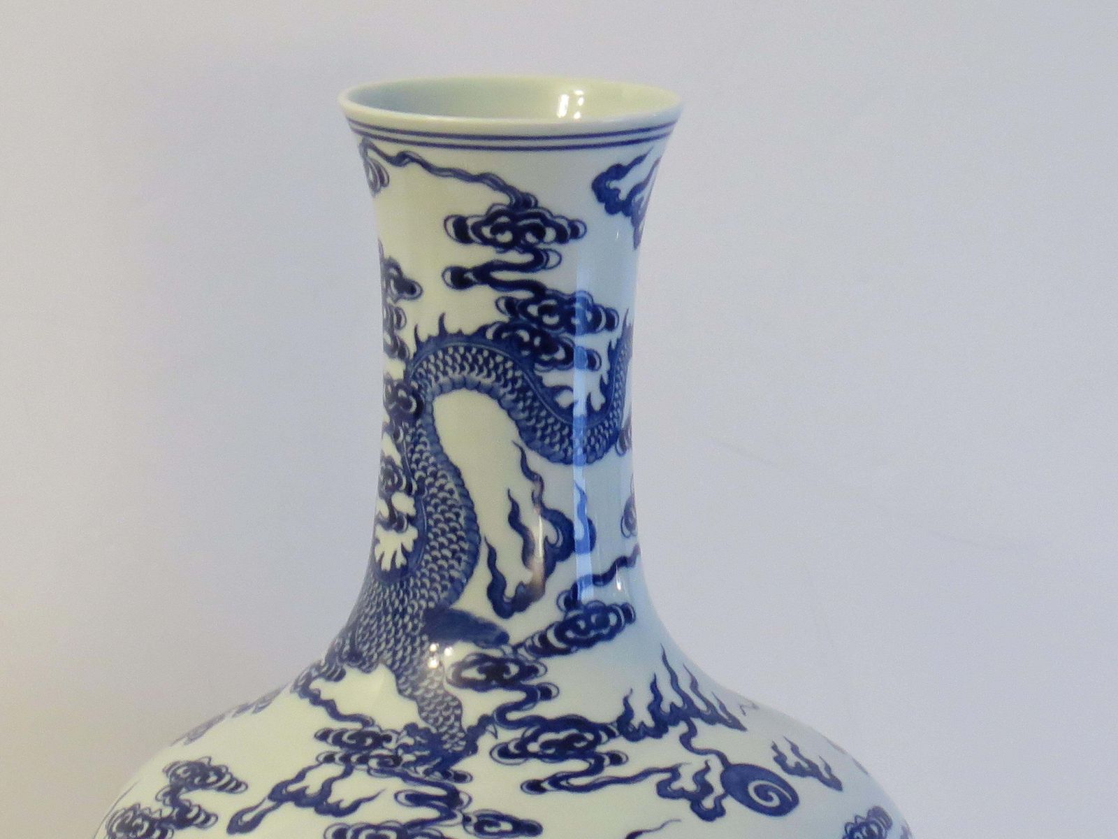 Chinese Export Vase Porcelain Blue & White Hand Painted Dragons, Circa 1950 photo 575.0