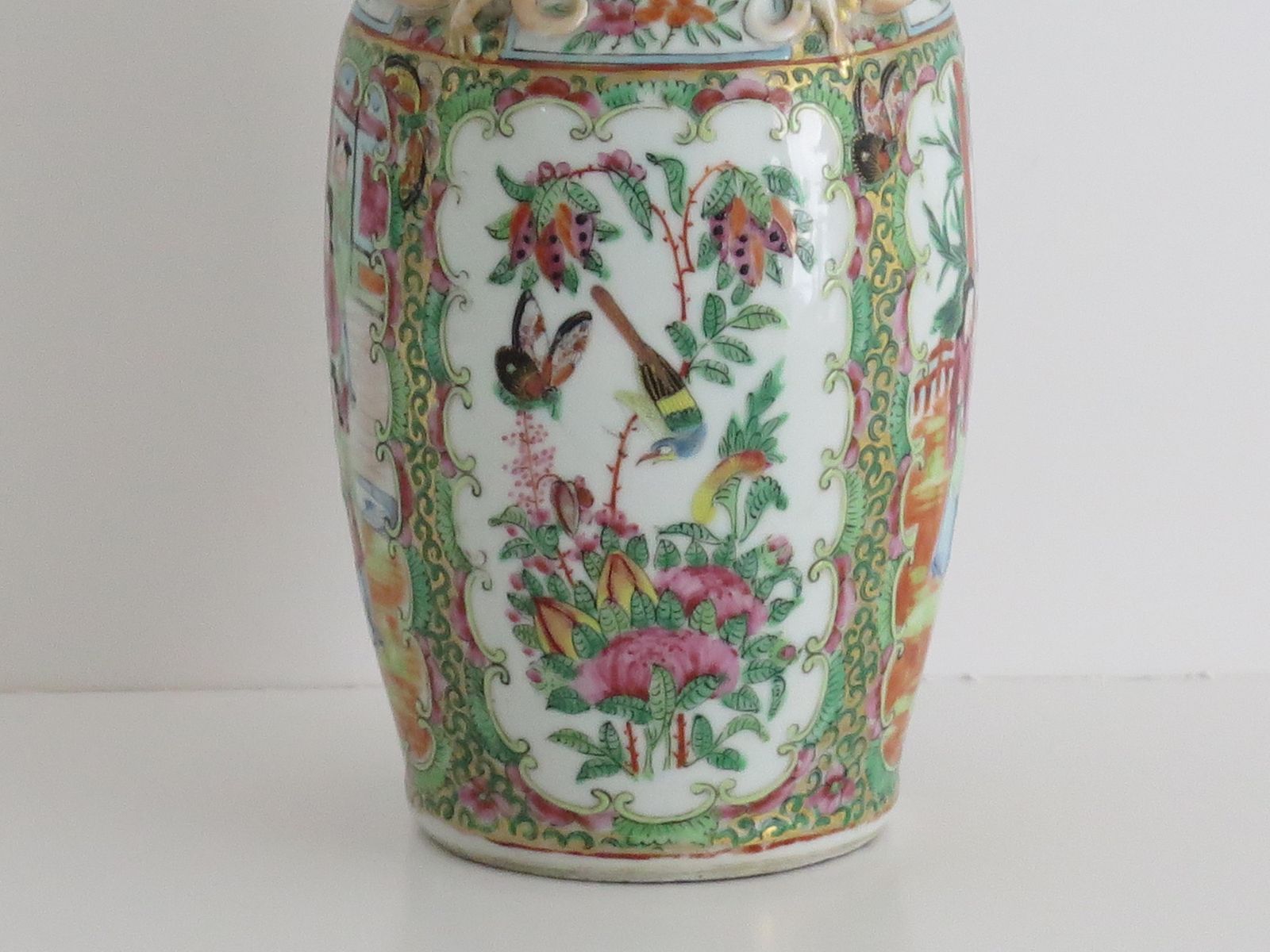 photo furniture Antique Chinese Export Vase Canton Rose Medallion Porcelain, Qing Circa 1840