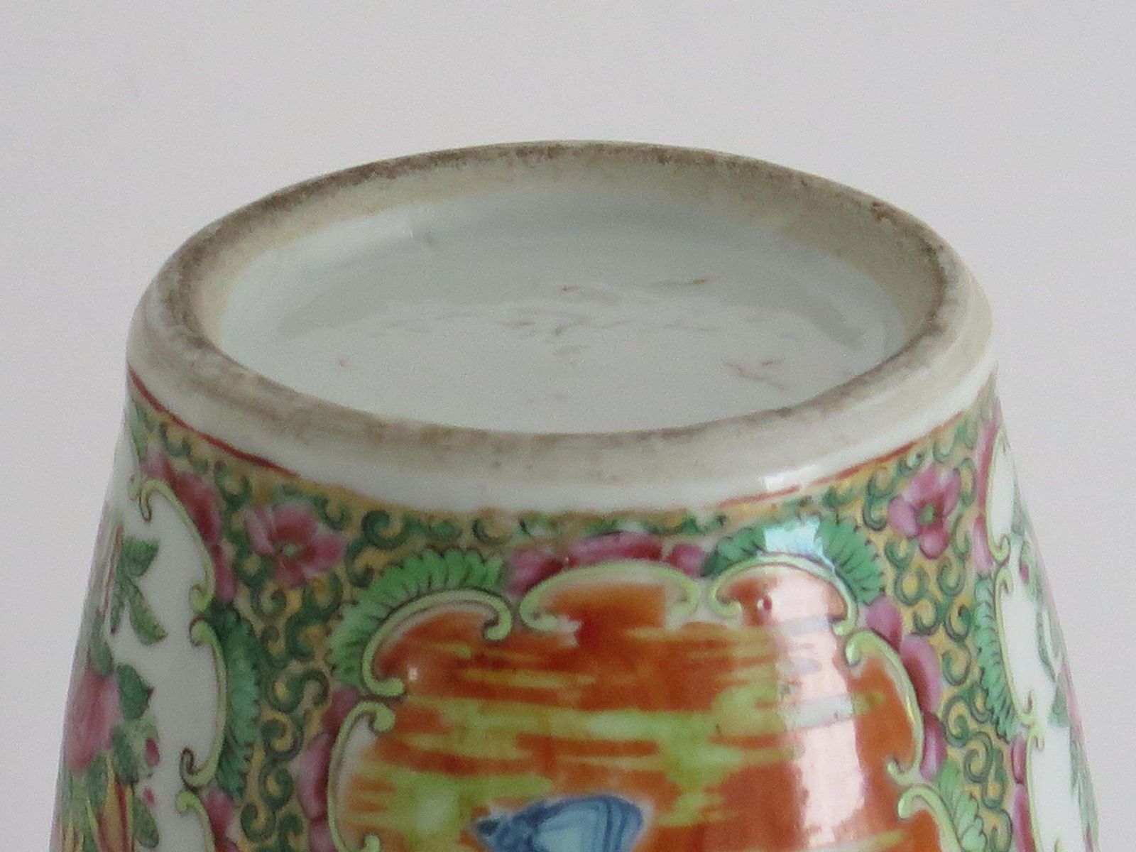 photo vintage Antique Chinese Export Vase Canton Rose Medallion Porcelain, Qing Circa 1840
