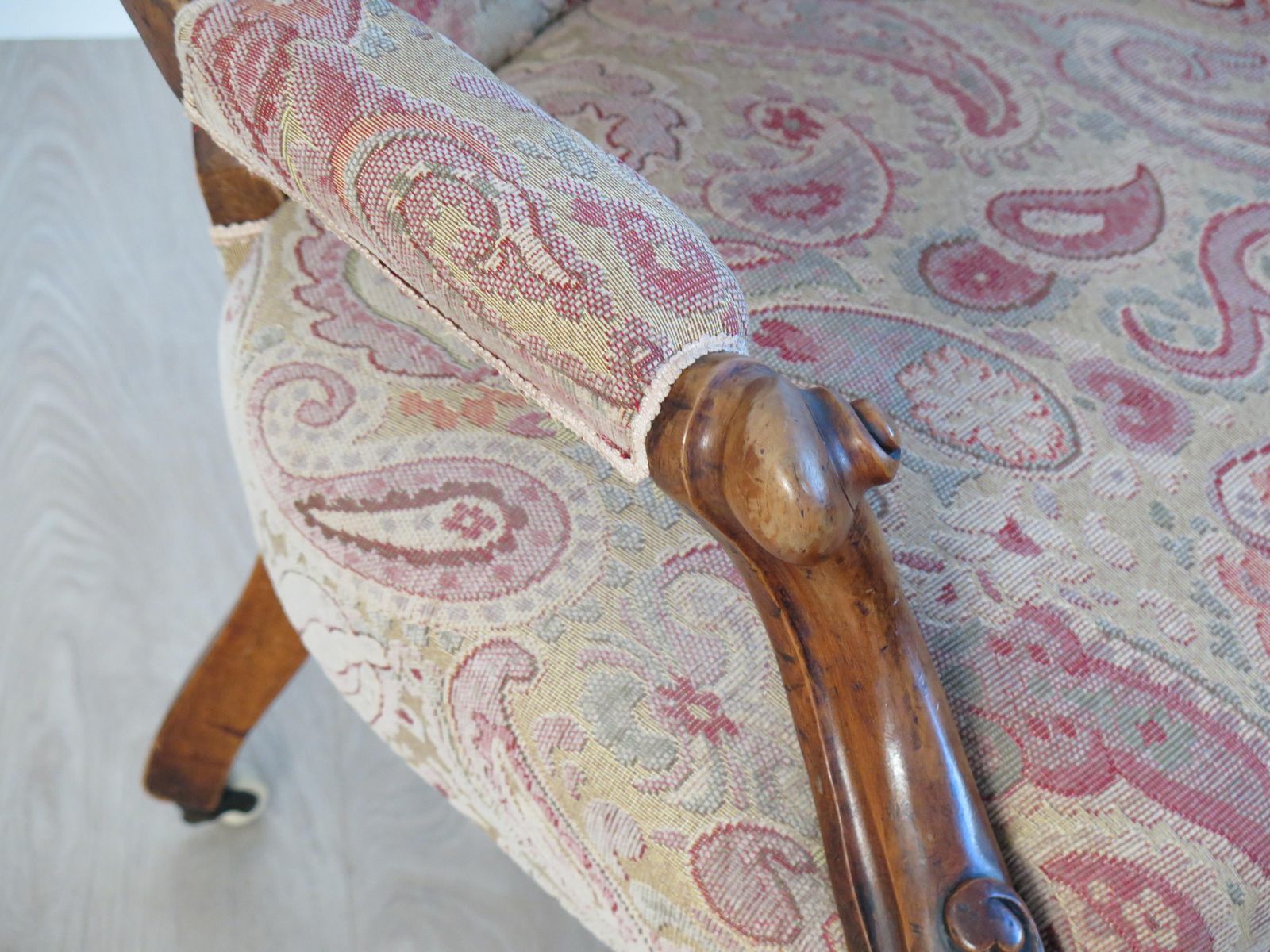photo vinterior Mid 19th Century Spoon Back Open Armchair Walnut, English Victorian Circa 1850