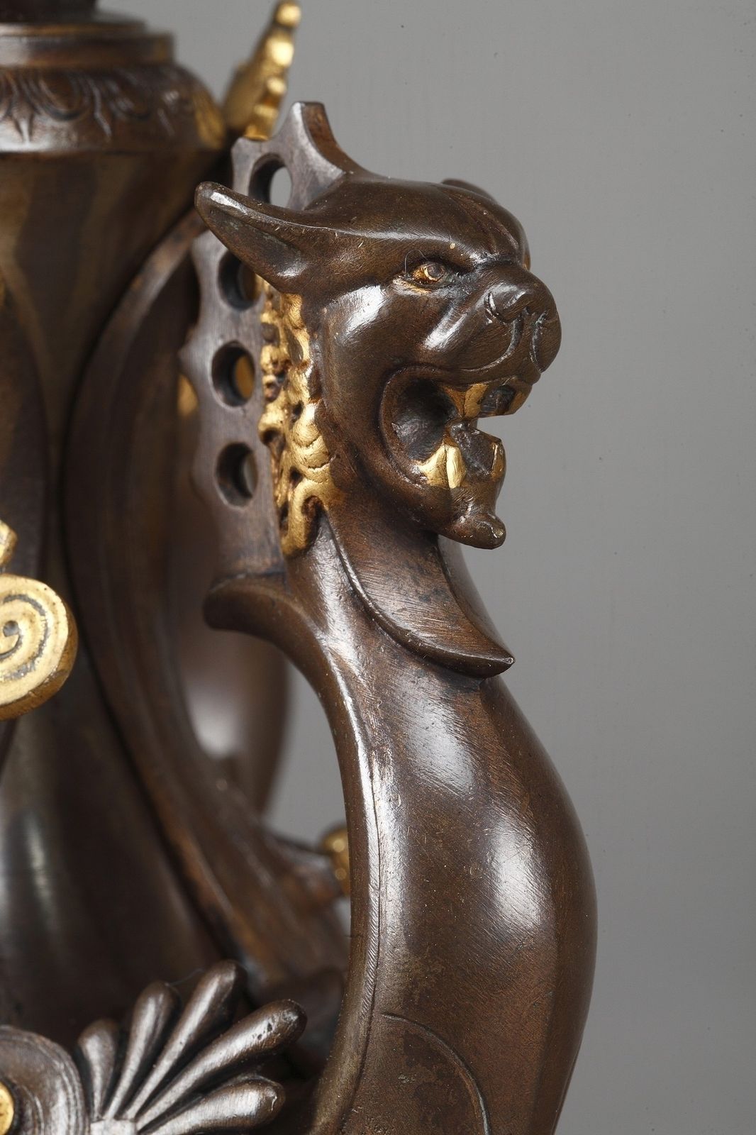 photo furniture Grand candélabre de style néo-grec en bronze doré et patiné