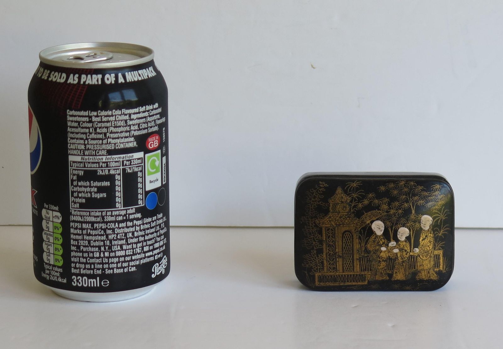 photo vinterior Japanese Laquered Box With Hinged Lid Hand Painted, 19th Century Meiji Period