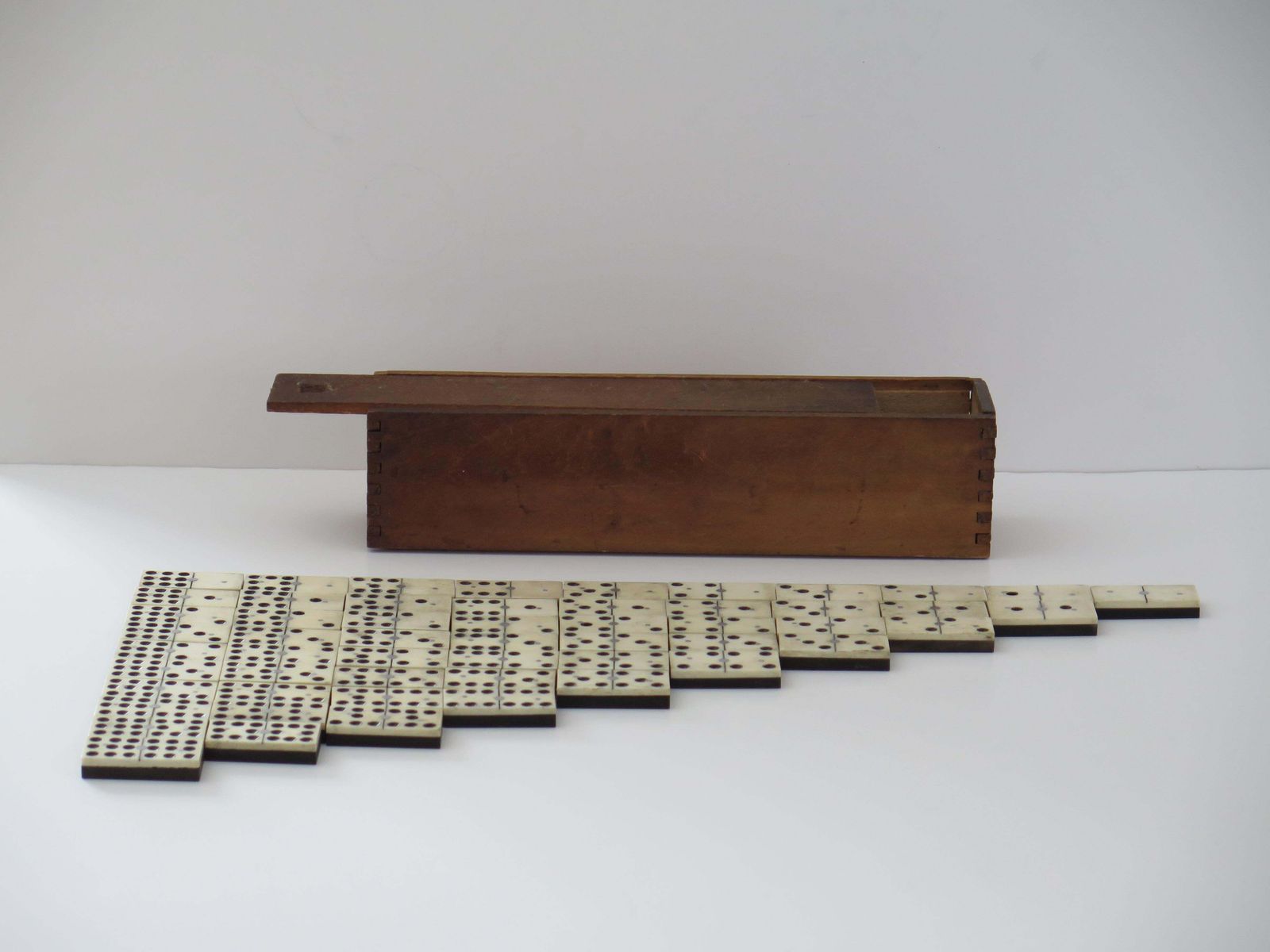 Late 19th Century "9 Spot" Dominoe Game 55 Piece Set In Jointed Hardwood Box photo vinterior