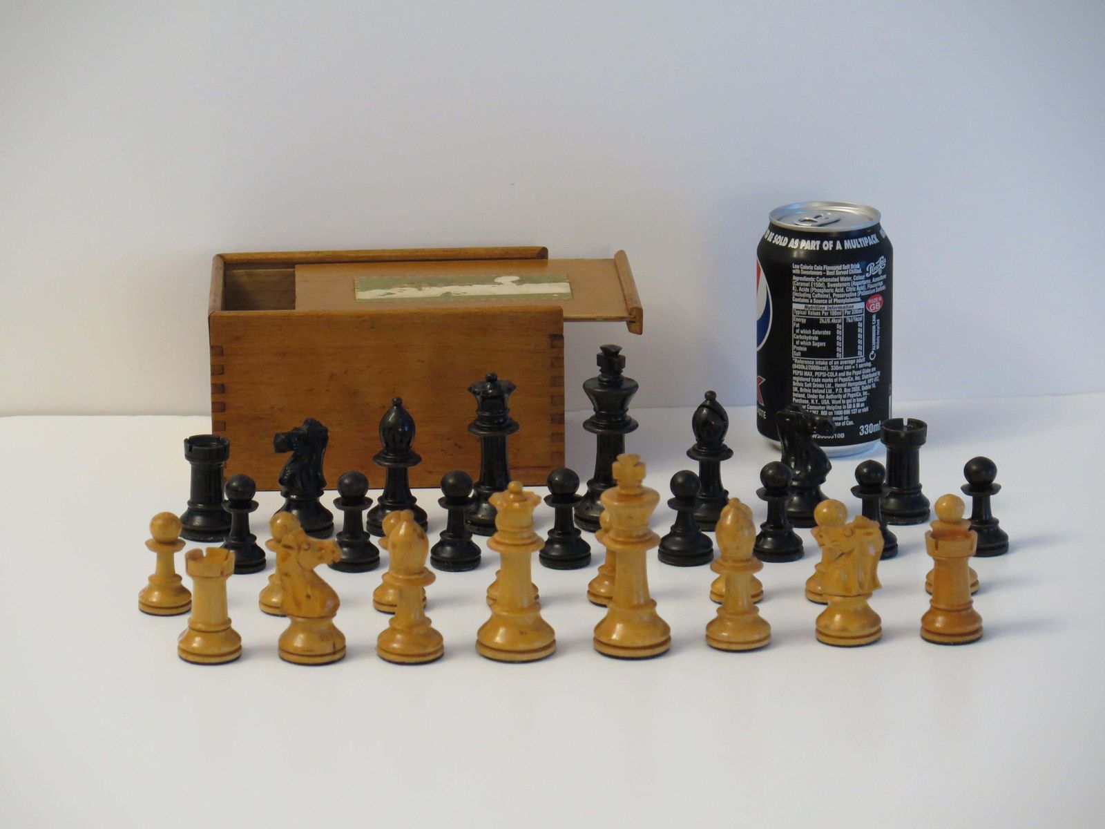 photo vintage Staunton Fierce Knight Weighted Club Chess Set 8.5cm Kings Jointed Box, 19th C